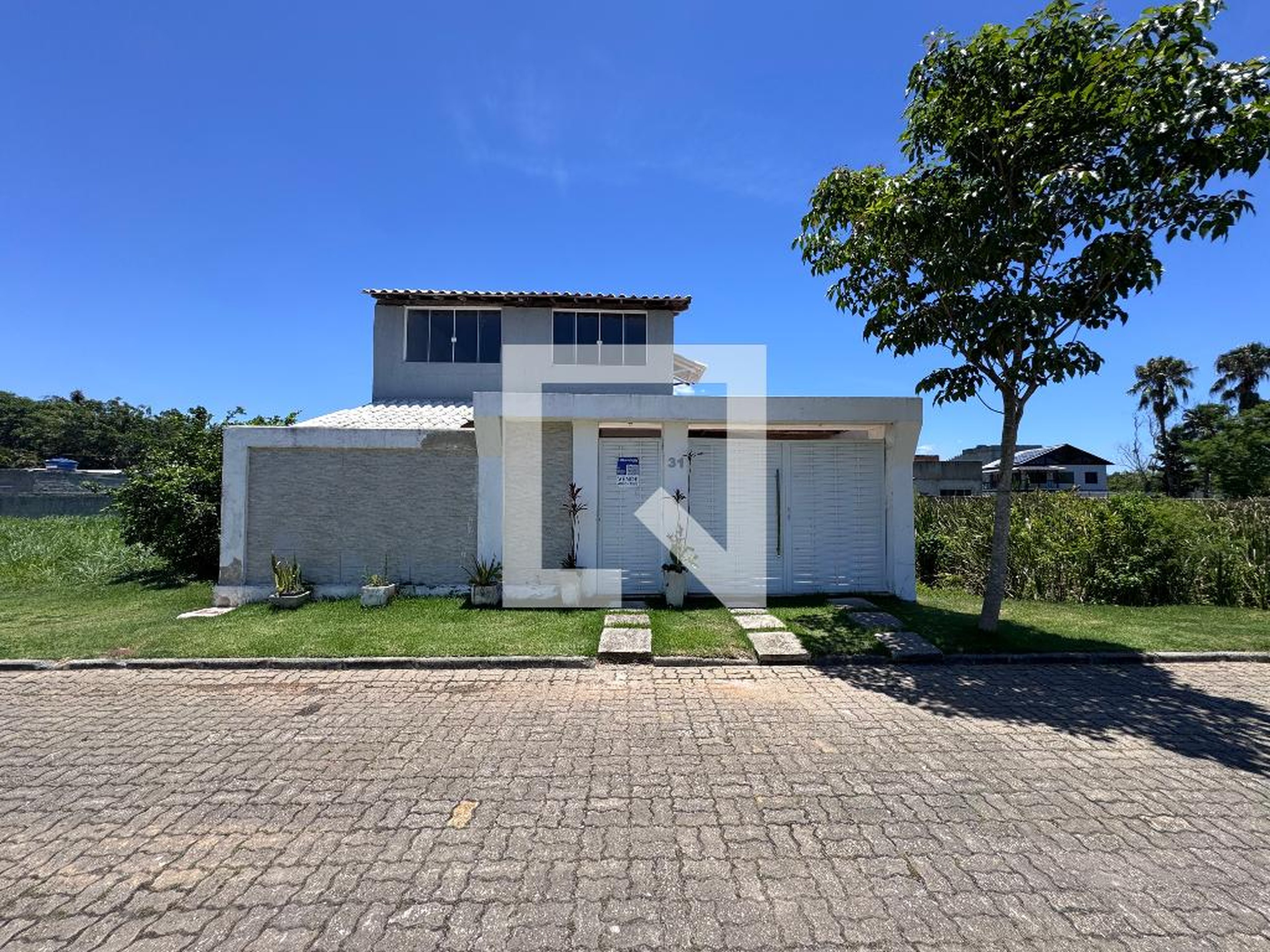 Fachada Condomínio em Rua Zenetildes Alves Meira, 31