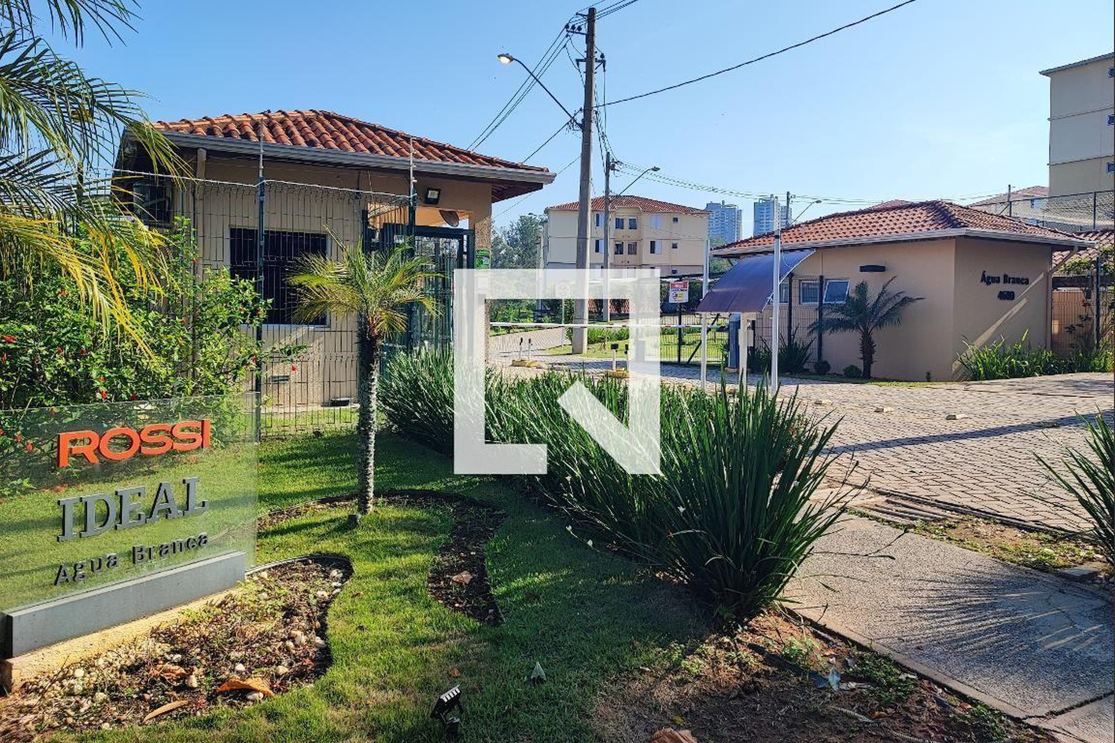 Fachada do Condomínio Condomínio Água Branca