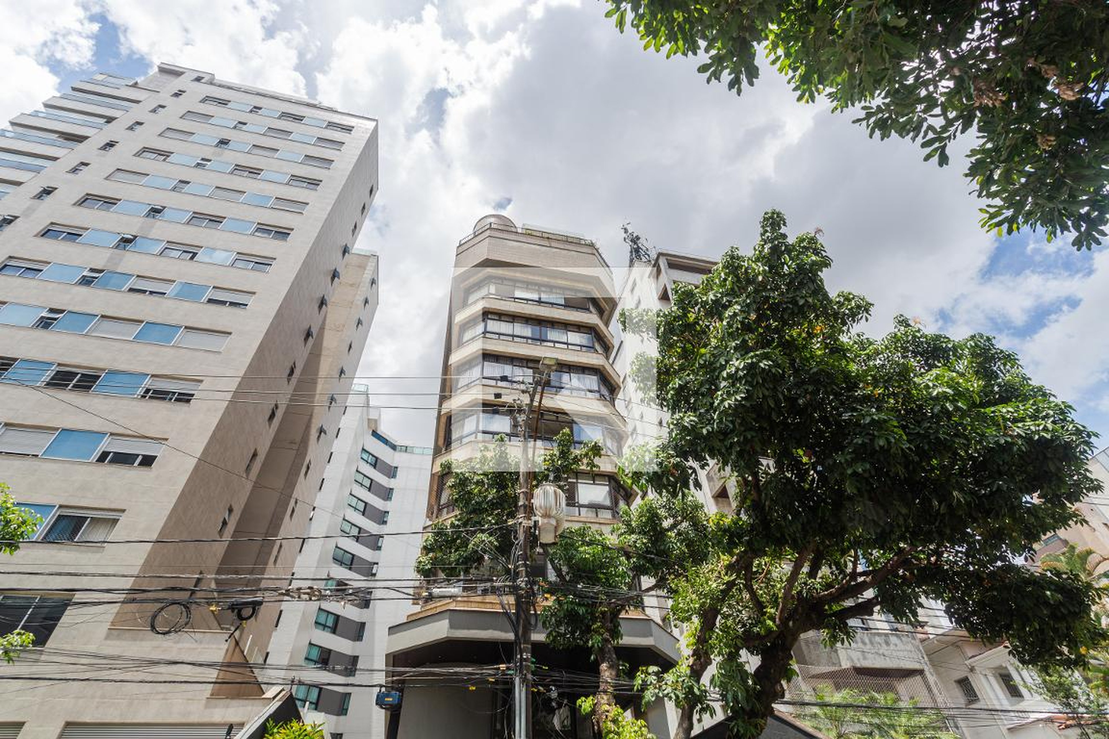 Fachada Condomínio em Rua Alvarenga Peixoto, 1026