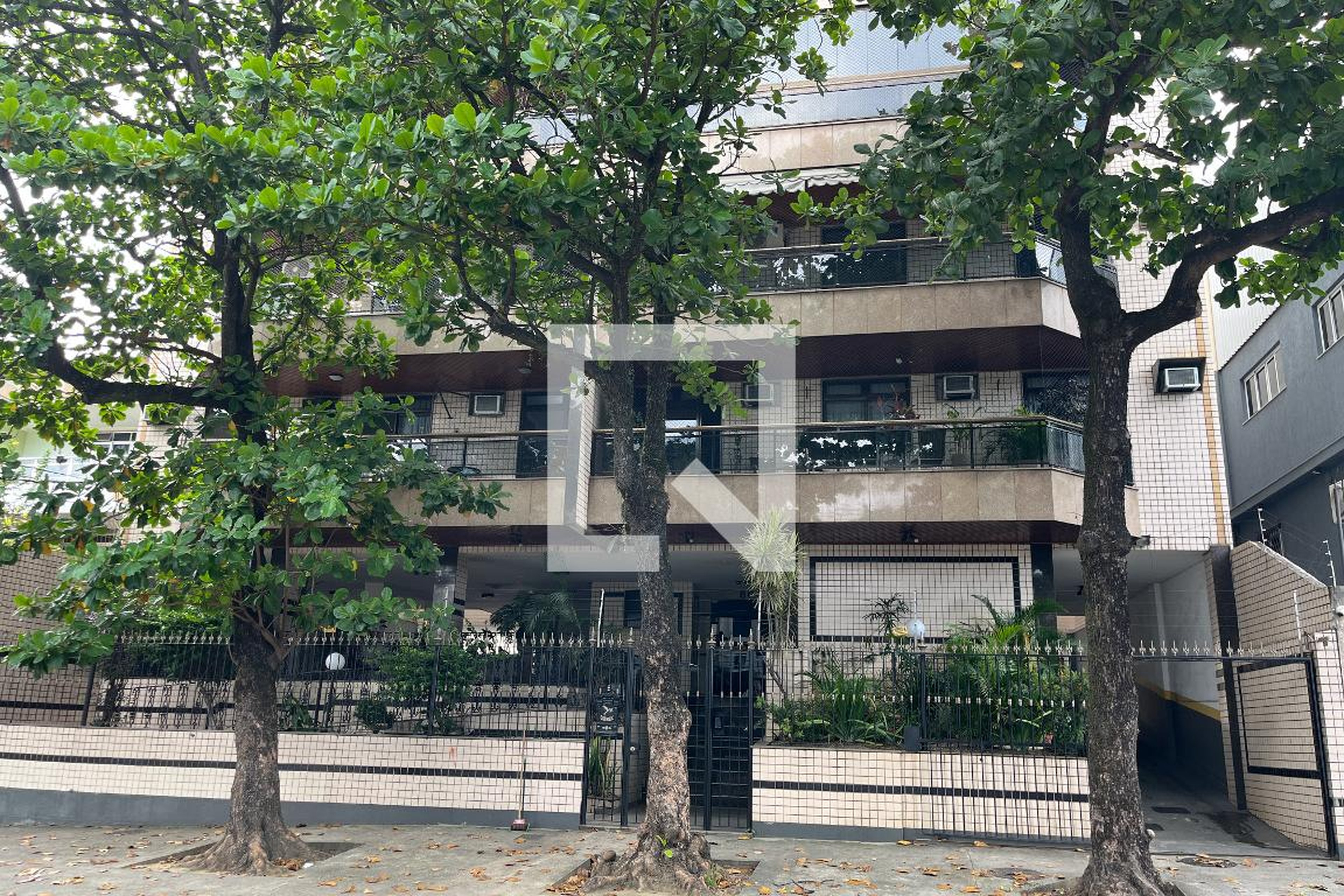 Fachada Condomínio em Rua Jaime Perdigão, 803