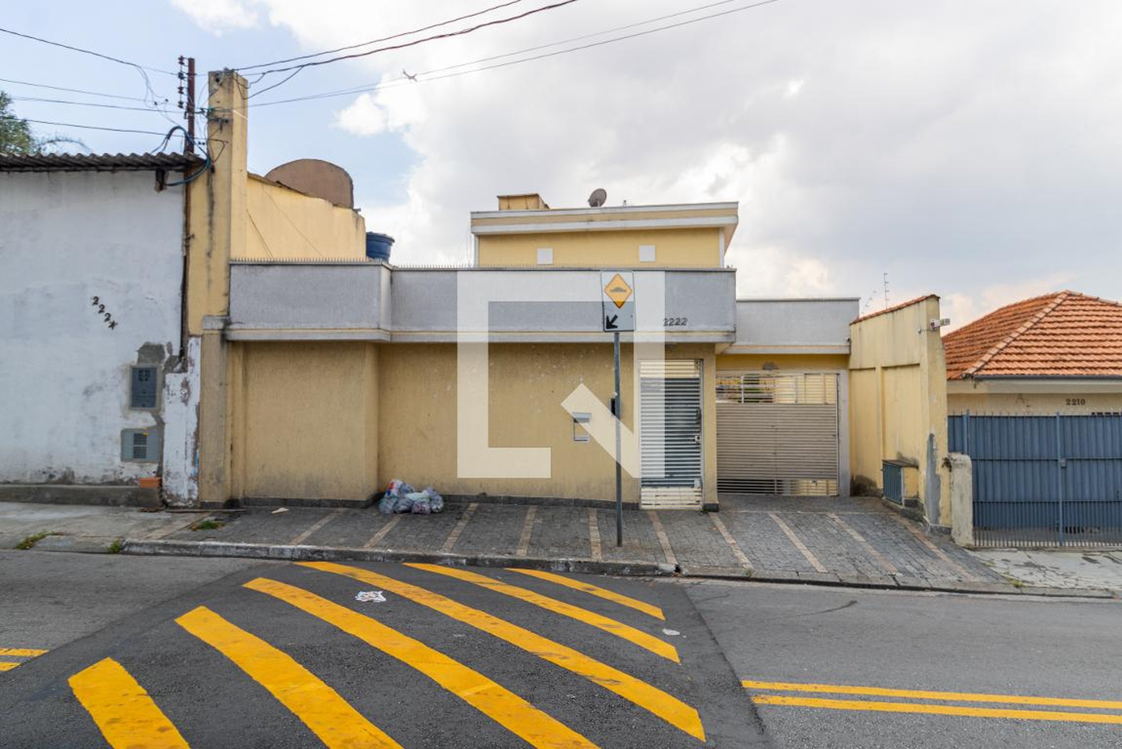 Fachada Condomínio em Rua Tanque Velho, 2222