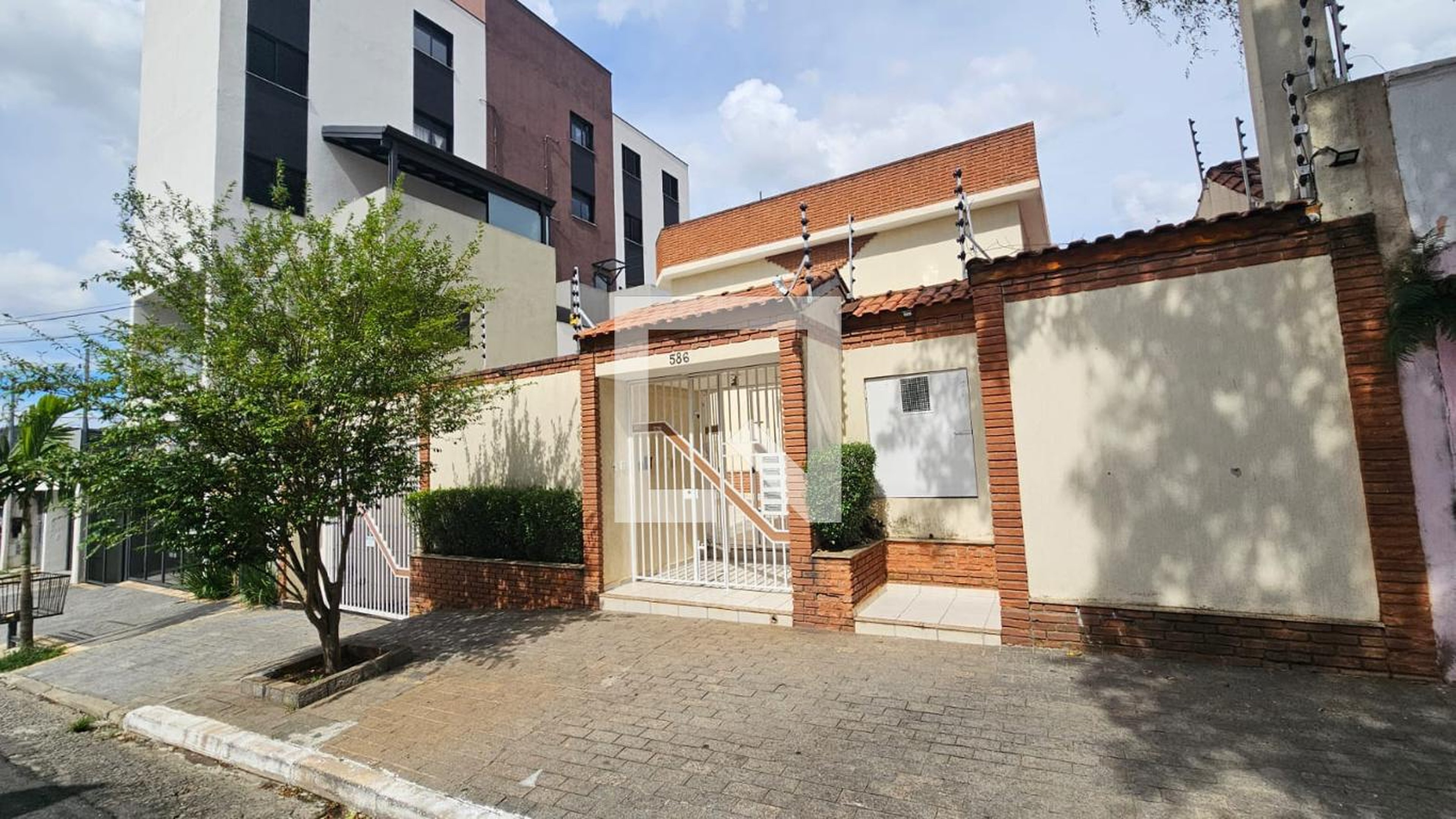 Fachada Condomínio em Rua Mercedes Lopes, 586