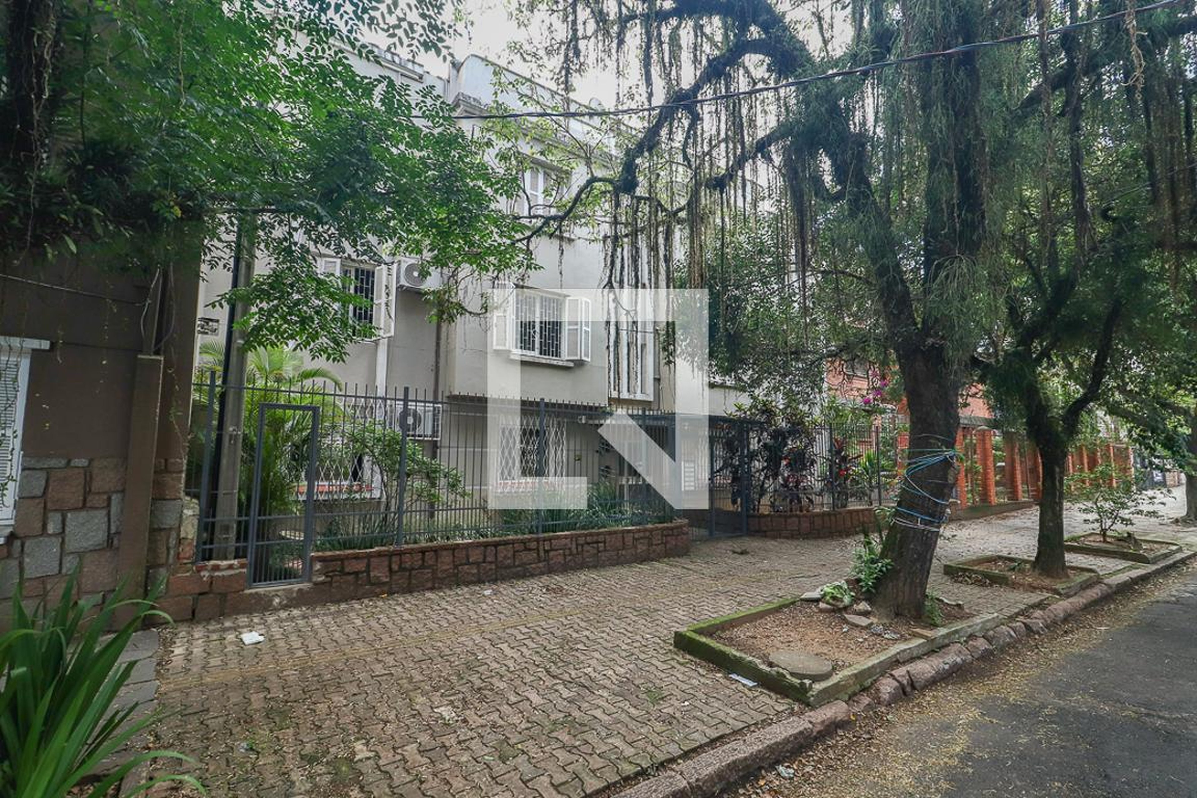 Fachada Condomínio em Rua Cândido Silveira, 229