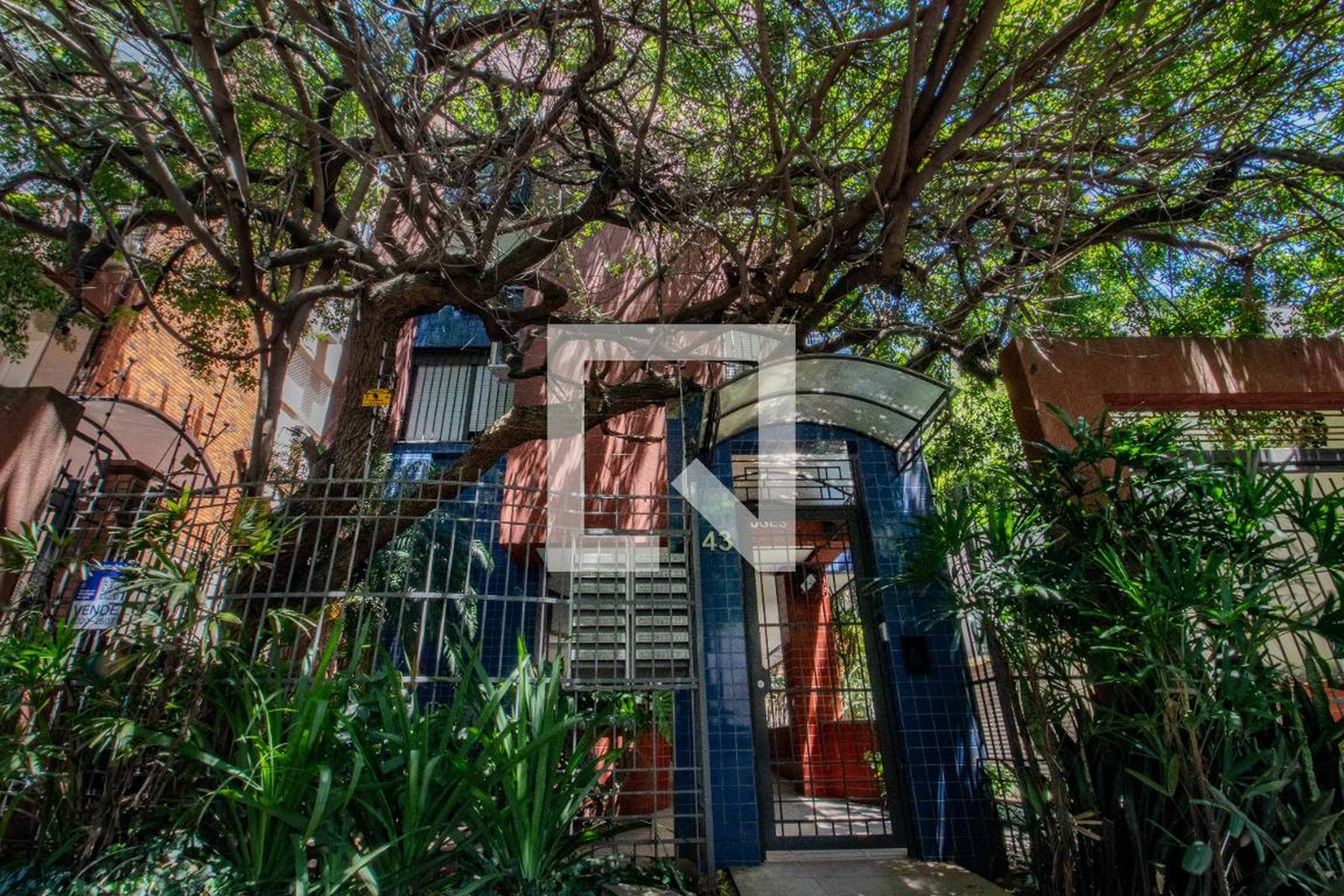 Fachada Condomínio em Rua Eça de Queiroz, 42