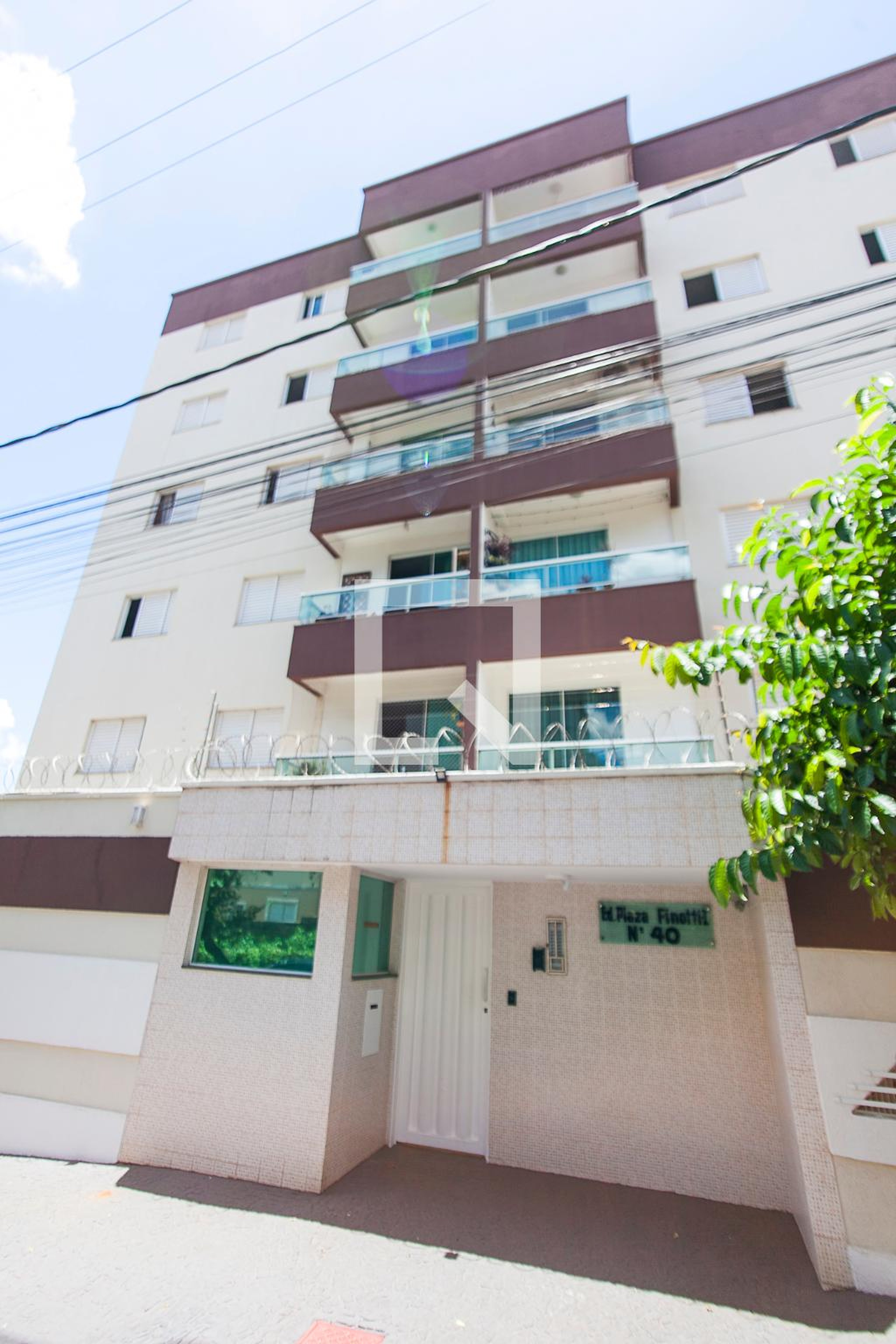 Fachada Condomínio em Rua Joaquim Fernandes Veloso, 40