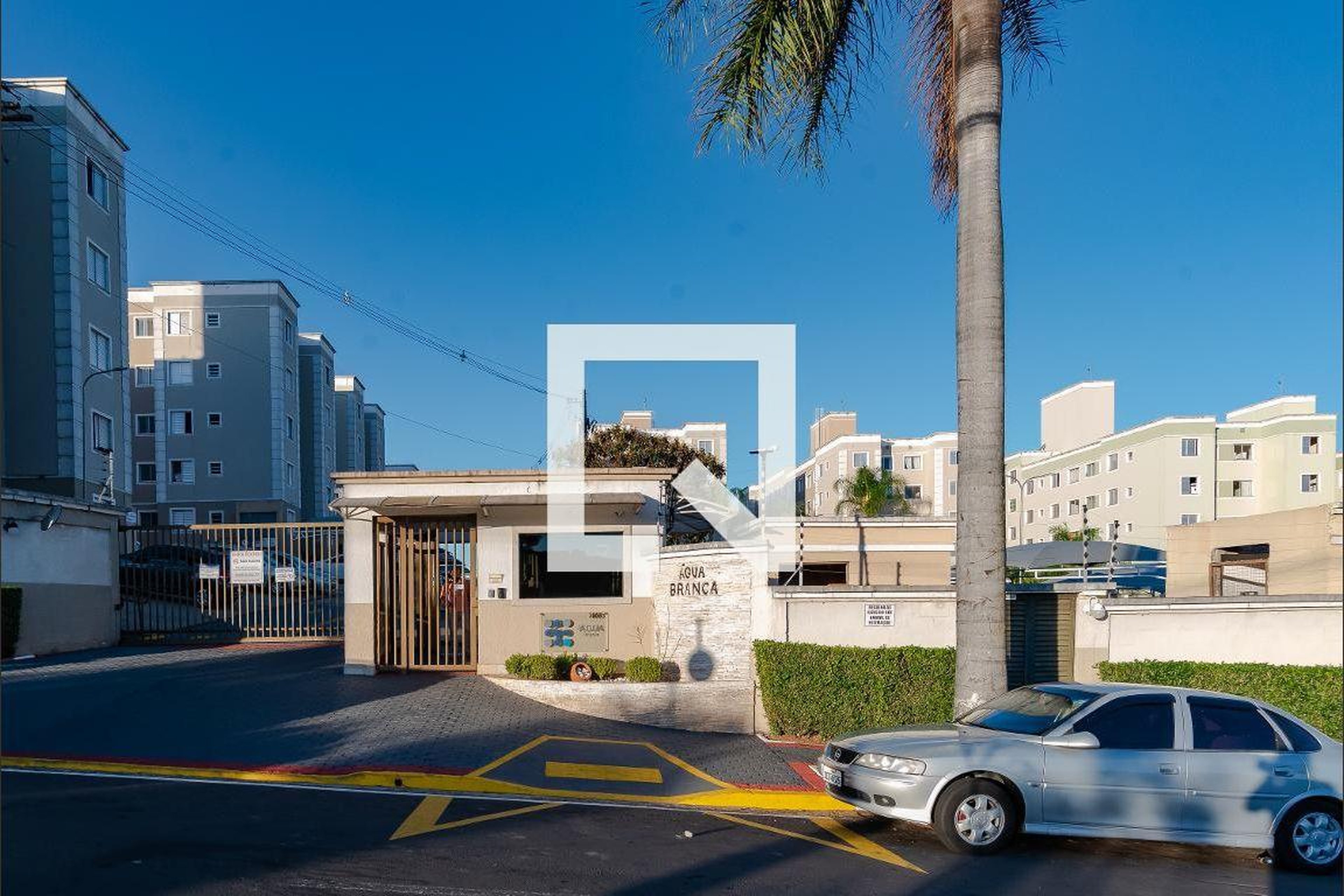 Fachada do Condomínio Condomínio Água Branca