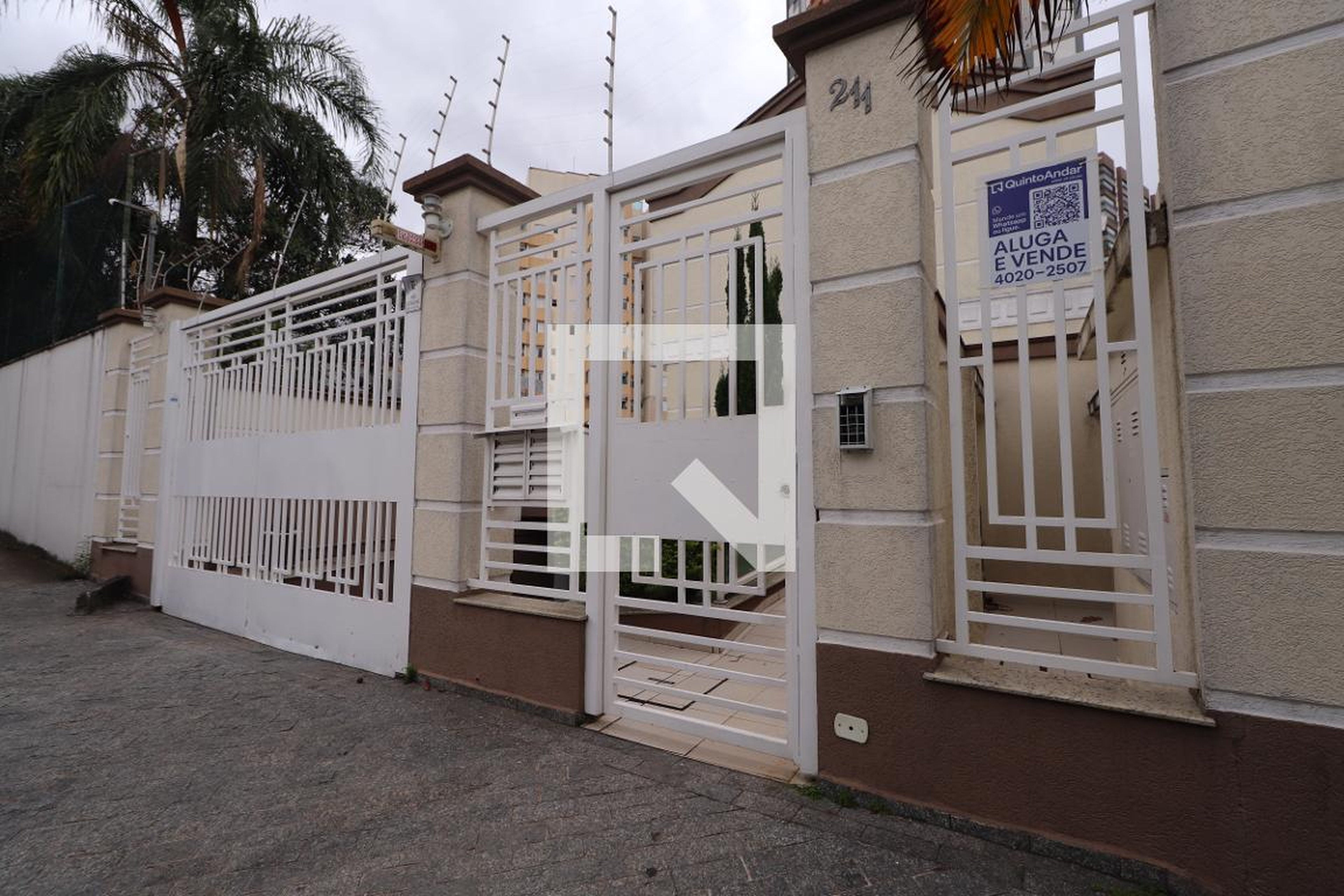 Fachada Condomínio em Rua Doutor Armando Brandão, 211