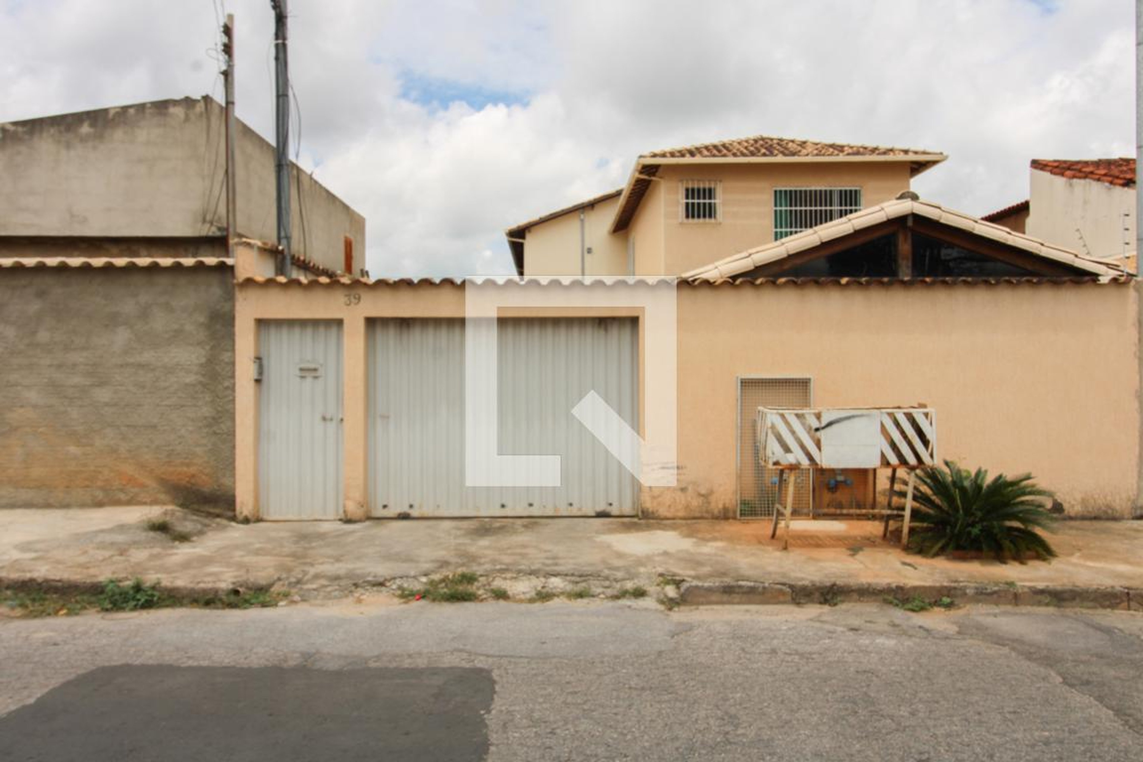 Fachada Condomínio em Rua da Bahia, 39