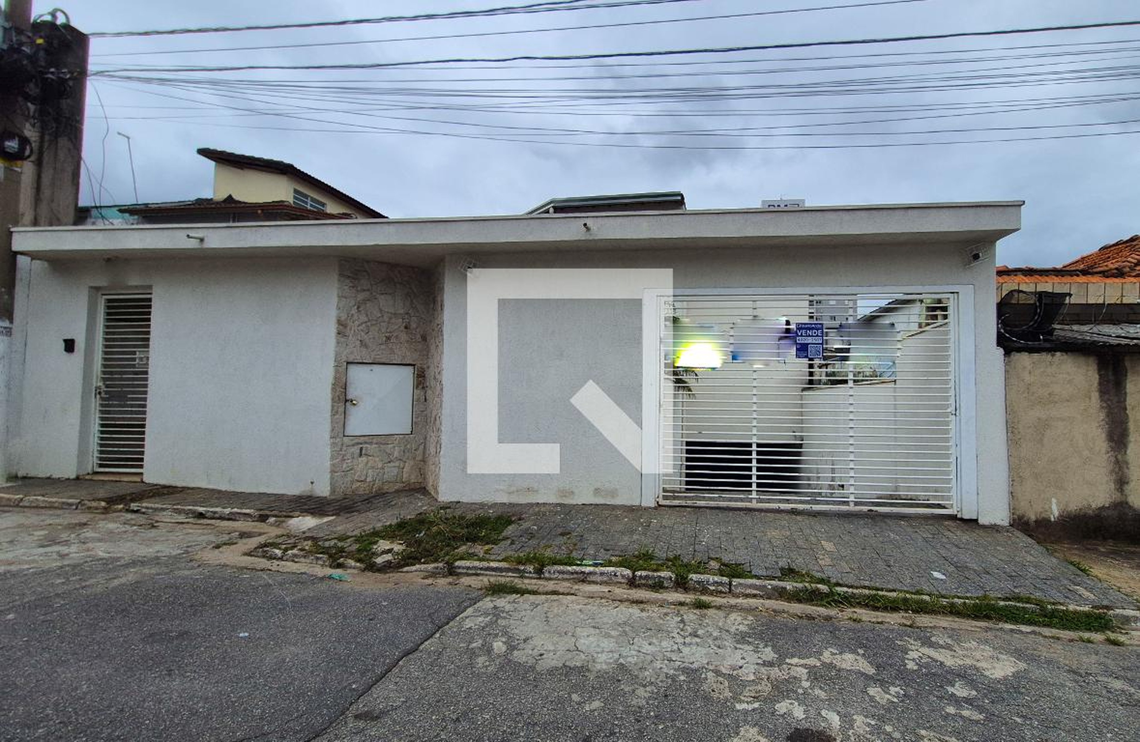 Fachada Condomínio em Rua Edward Romoaldo, 12