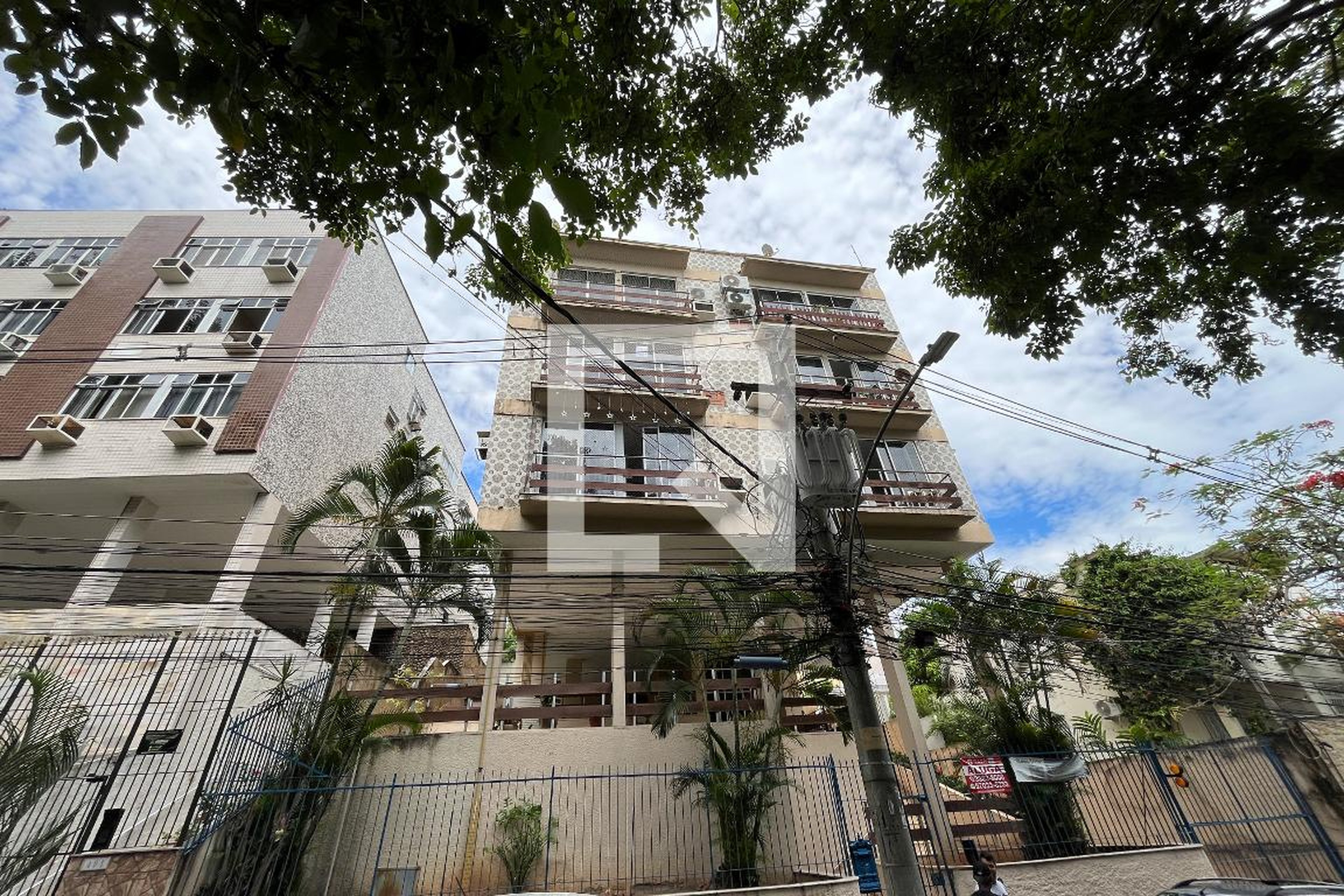 Fachada Condomínio em Rua Carmem Miranda, 419