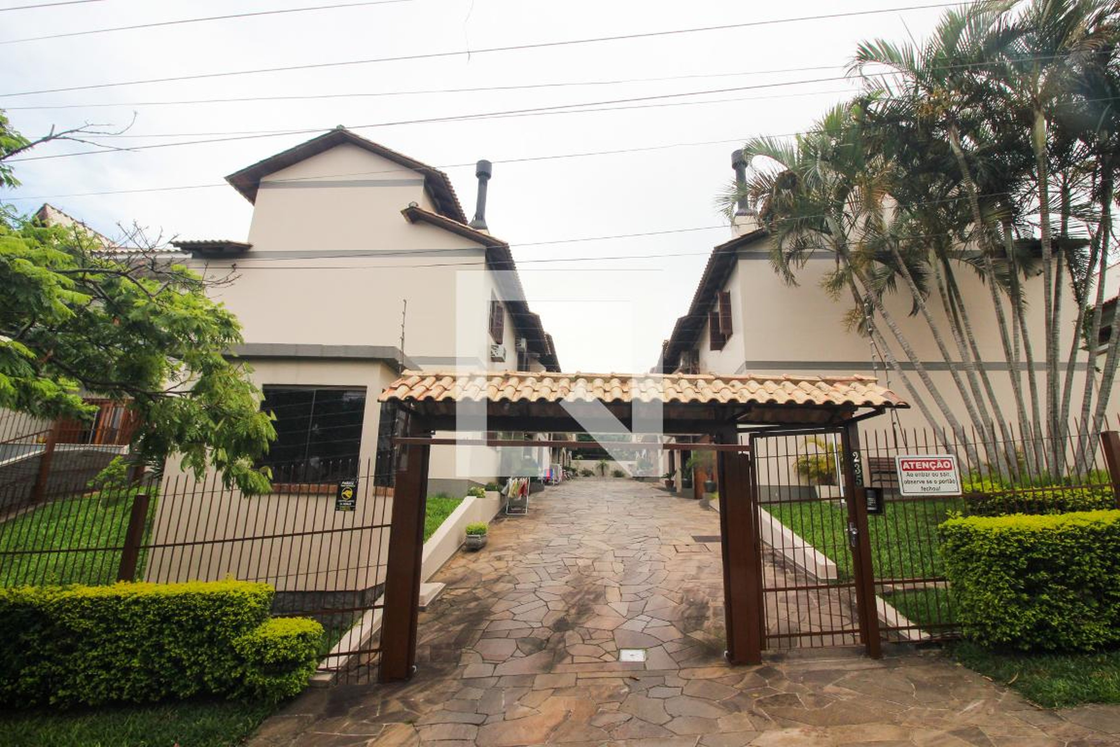 Fachada do condomínio Condomínio em Rua dos Caiaguais, 235