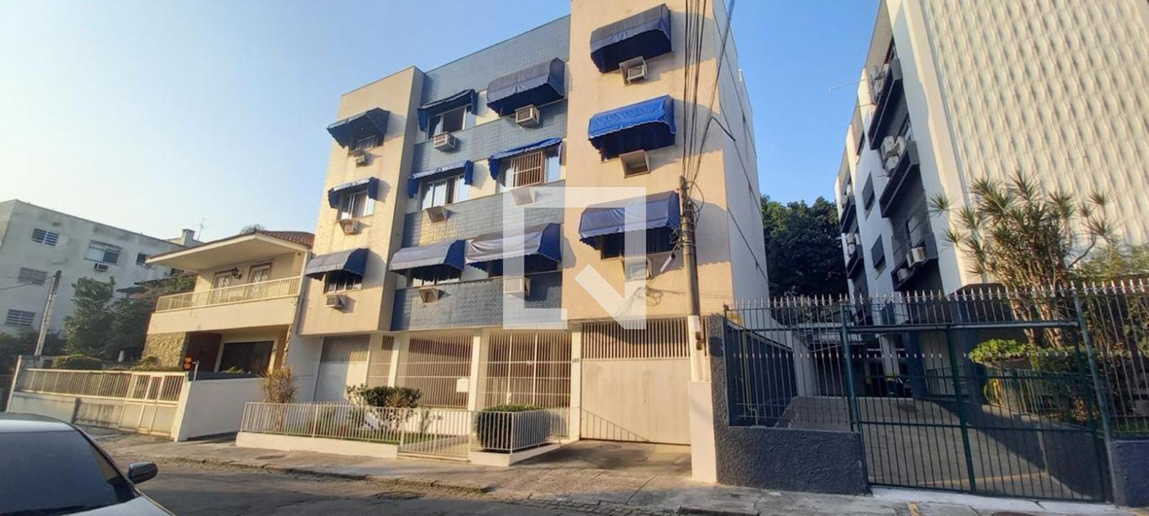 Fachada Condomínio em Rua Marino da Costa, 185