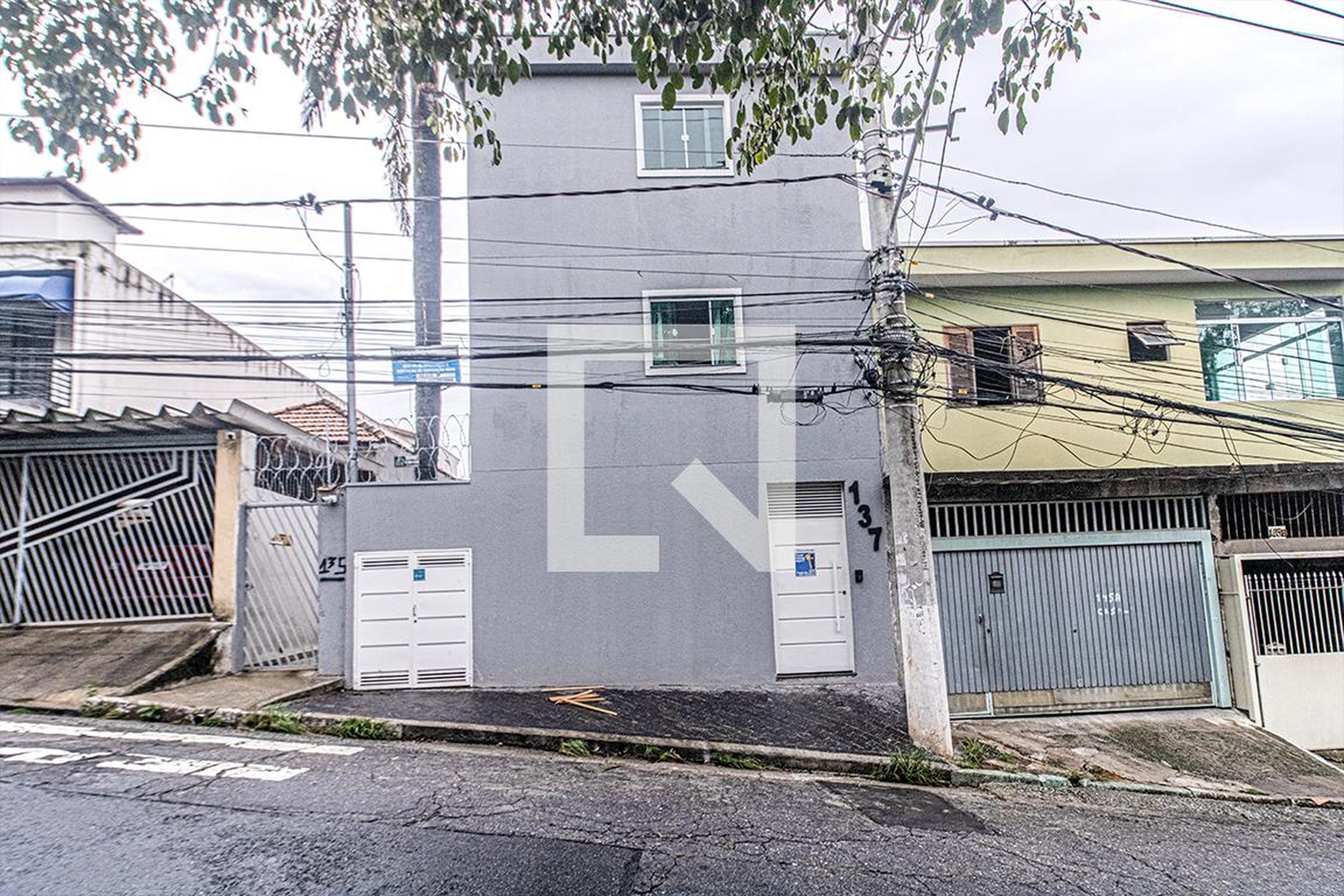 fachada Condomínio em Rua Anatole France, 137