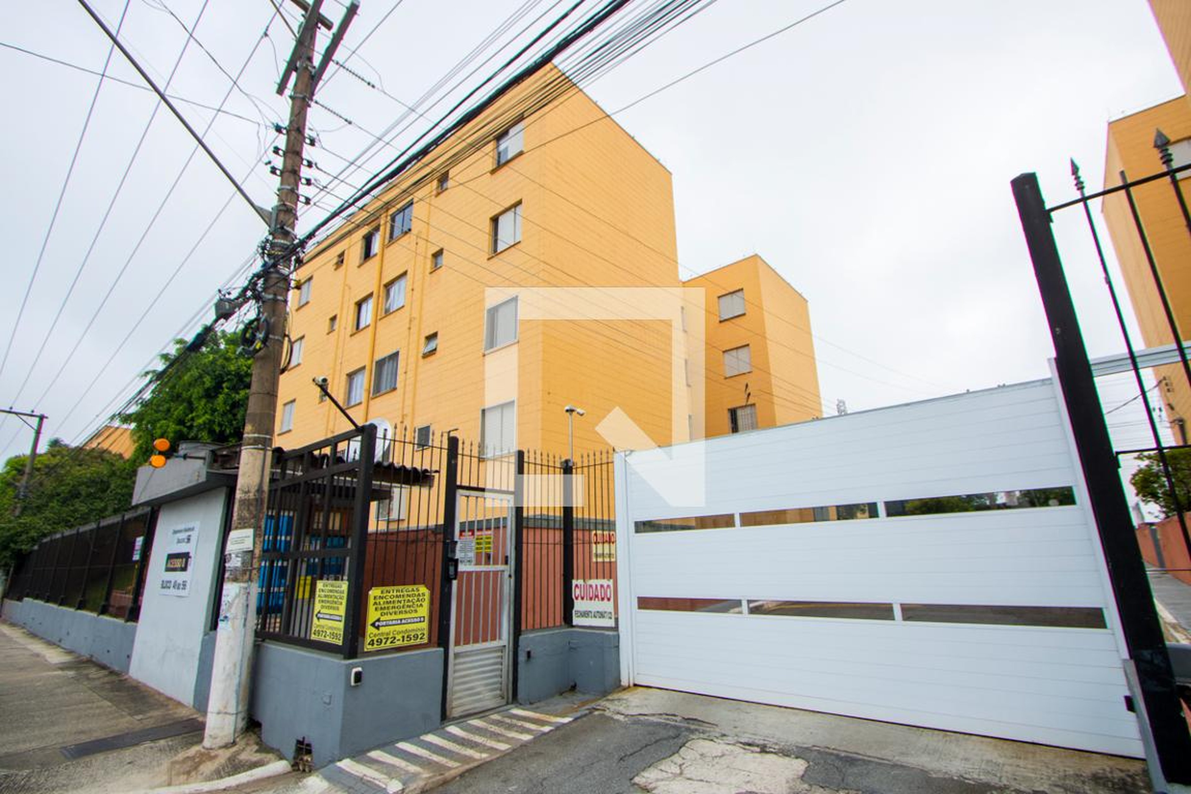 Fachada do condomínio Condomínio em Rua Doutor Almenor Jardim Silveira, 49