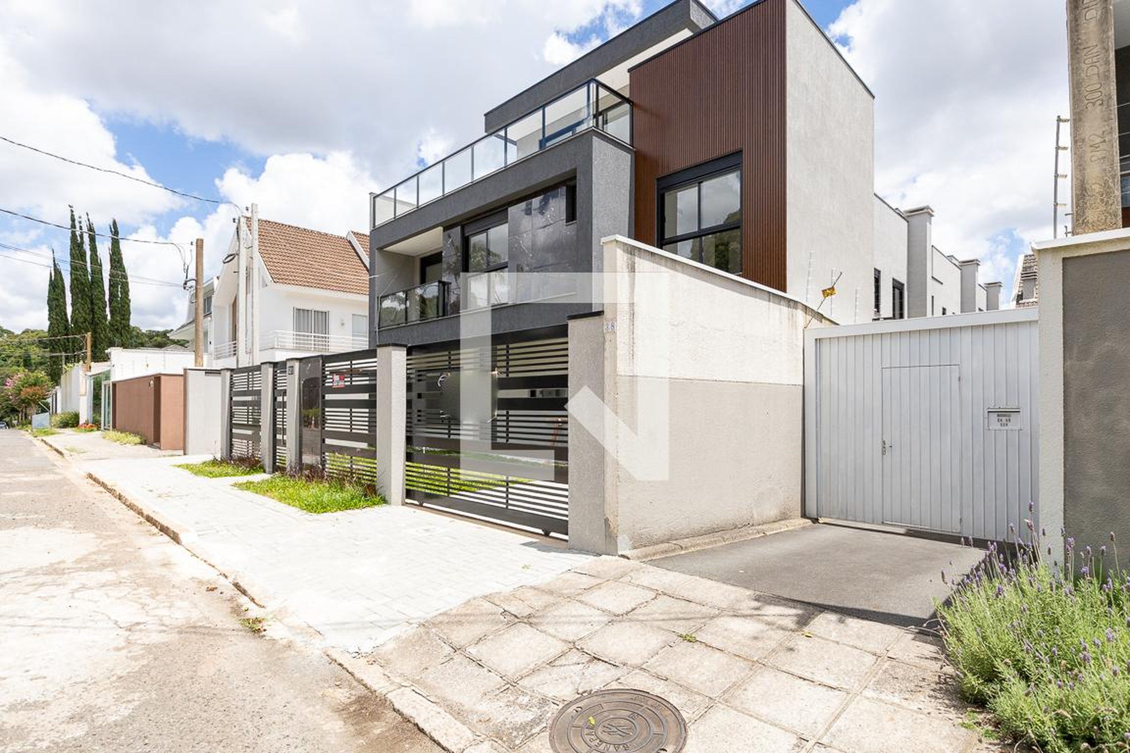 Fachada Condomínio em Rua Aluízio Plombon, 38