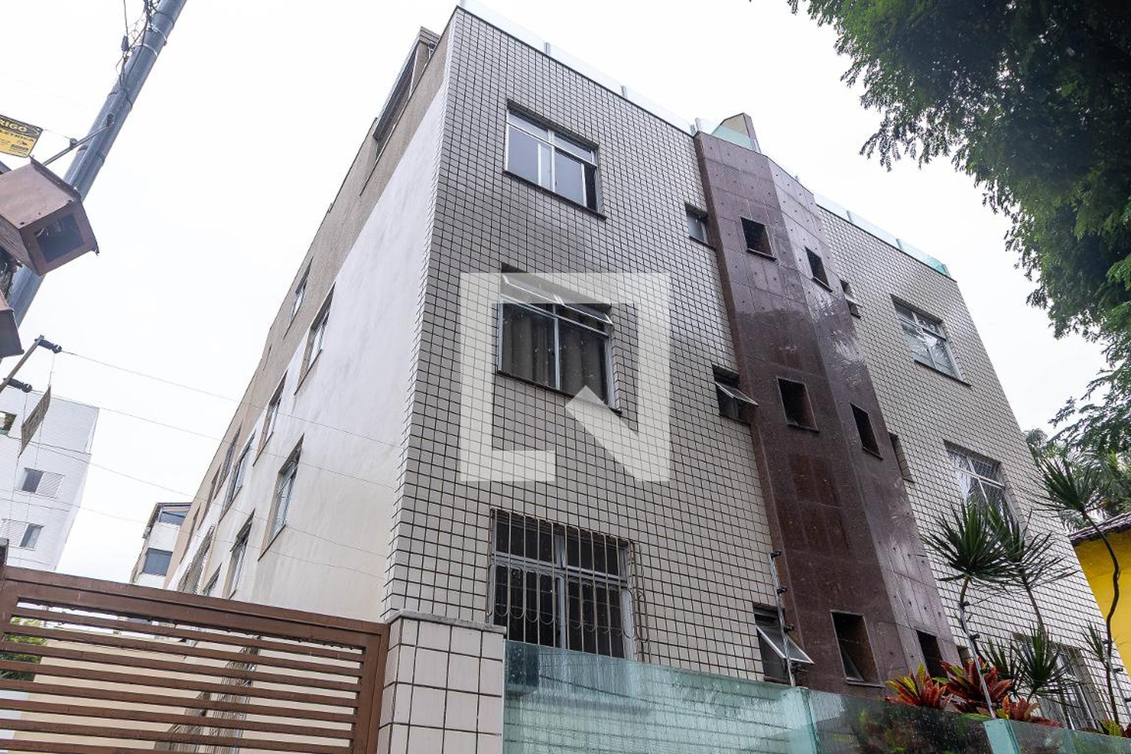 Fachada Condomínio em Rua Castelo Lamêgo, 526