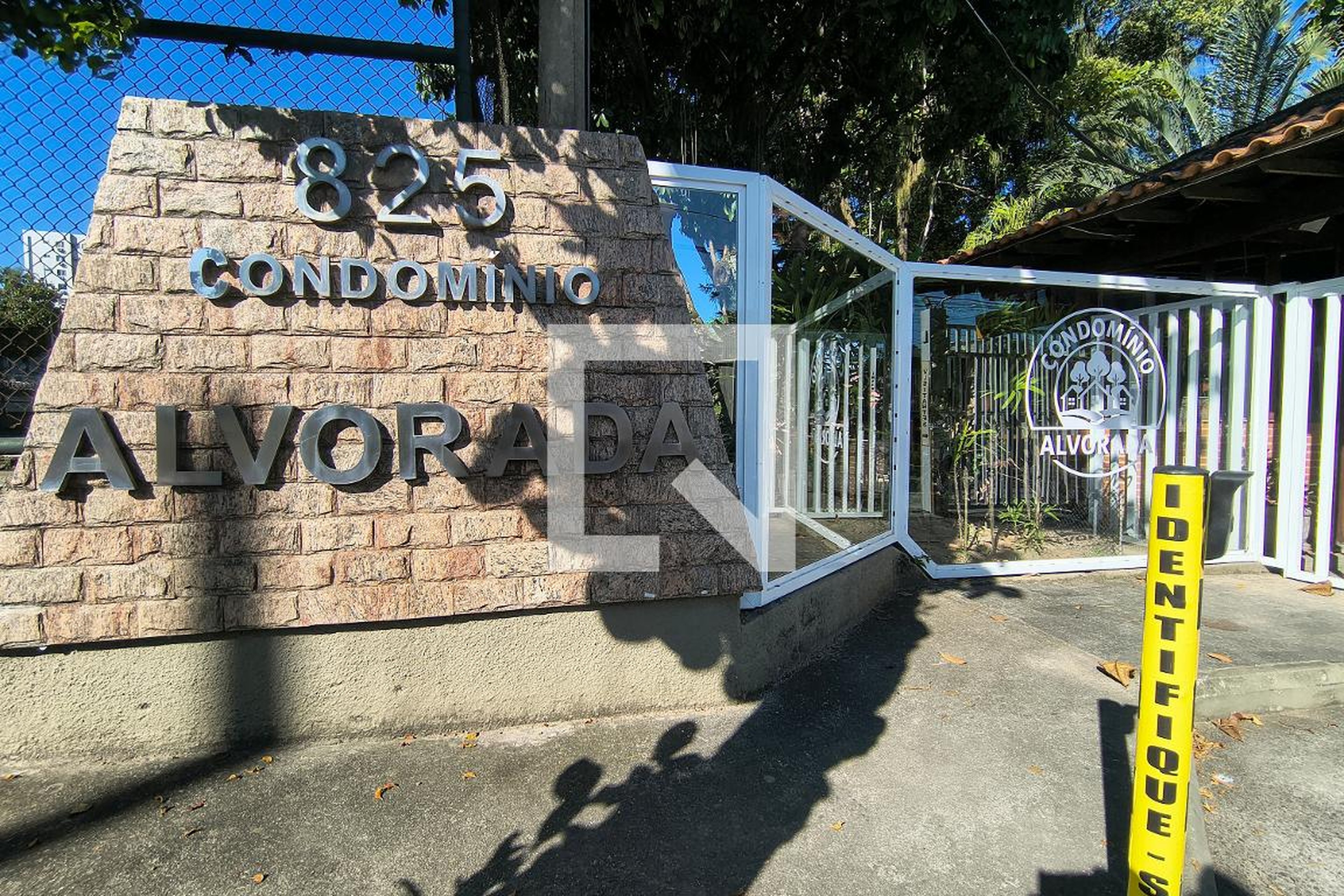 Fachada do condomínio Condomínio em Rua Santo Ermínio, 166