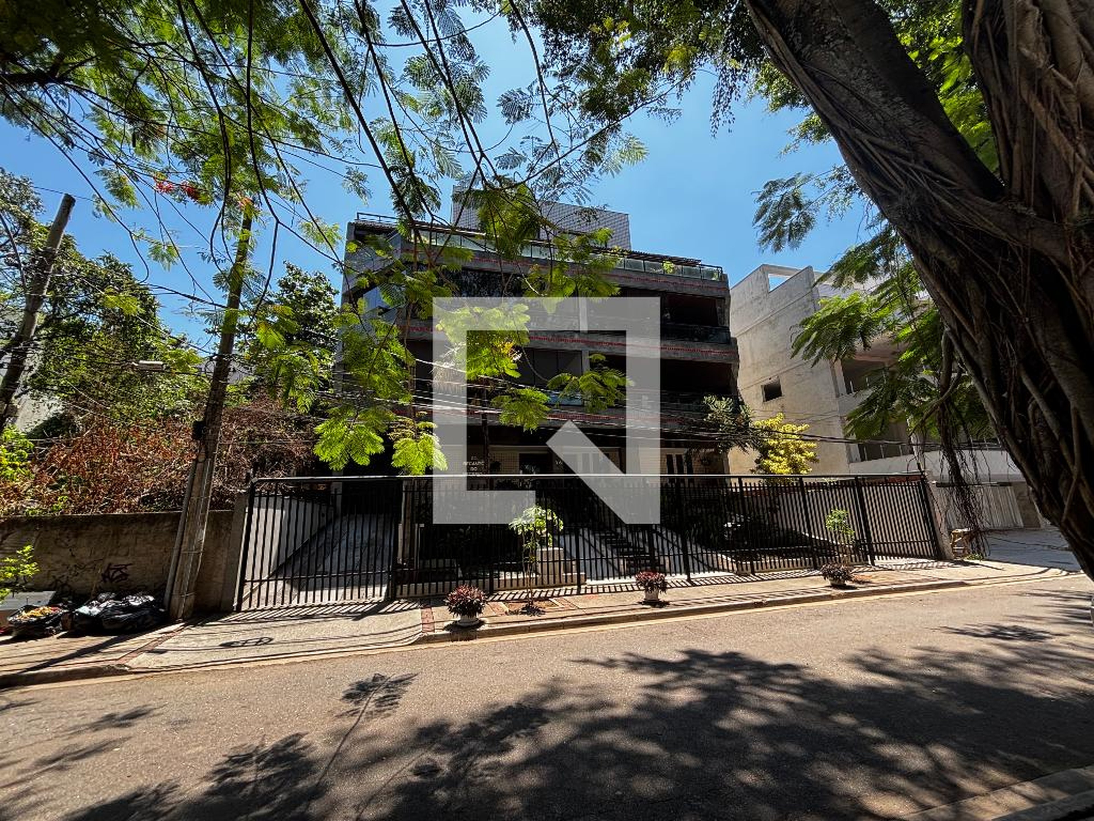 Fachada Condomínio em Rua Condessa Pereira Carneiro, 36