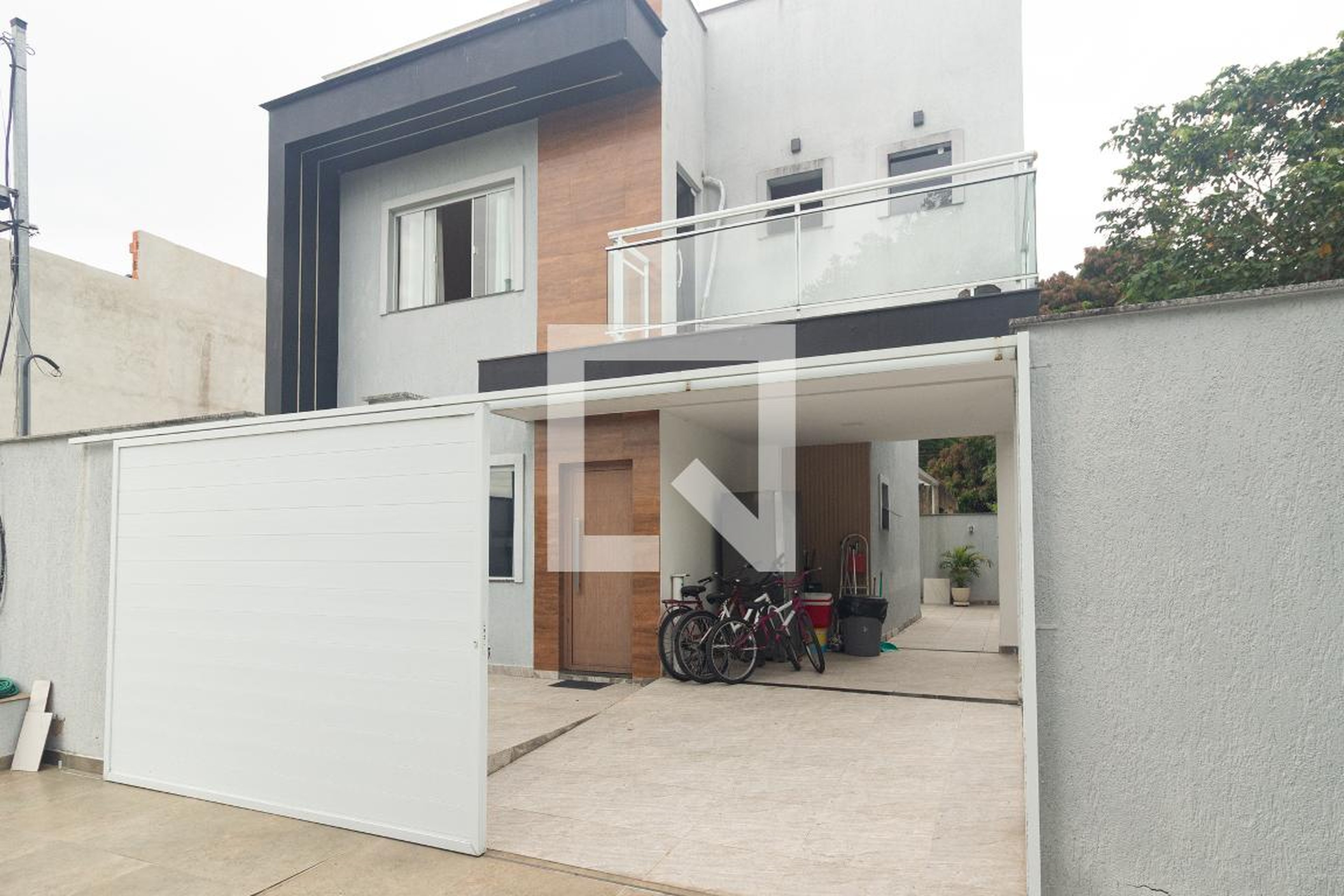 Fachada Condomínio em Rua Lupércio, 320