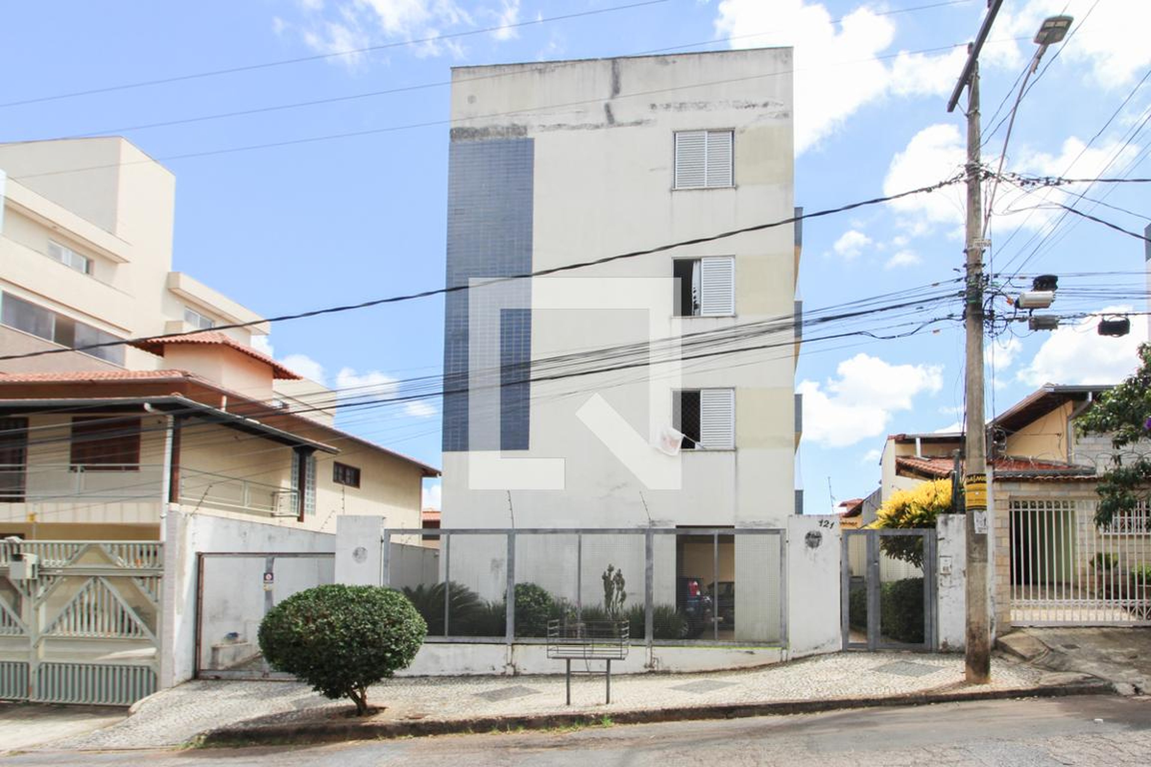 Fachada Condomínio em Rua Castelo Serpa, 121