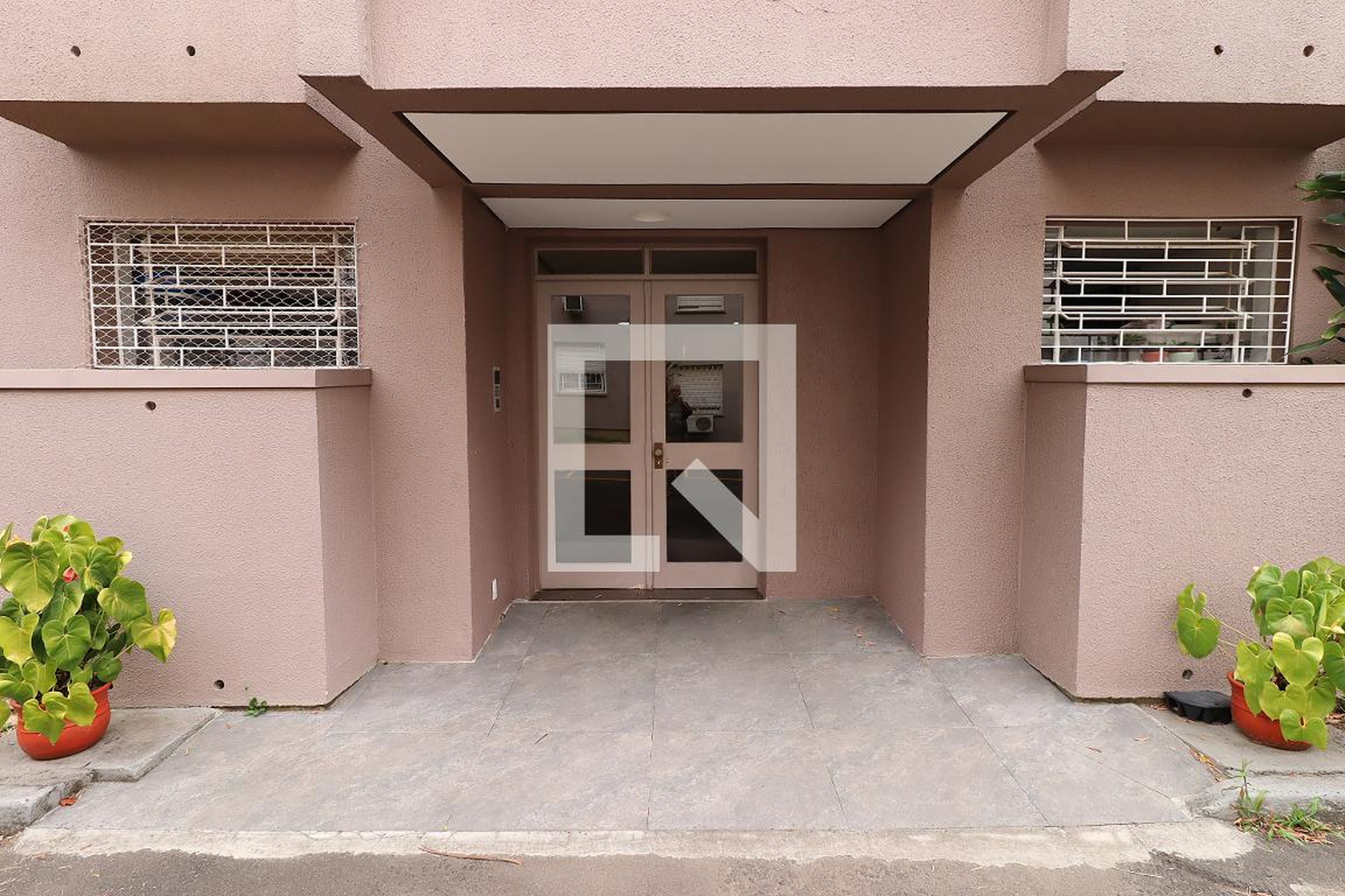 Entrada do prédio Condomínio em Rua Doutor Heitor Píres, 546