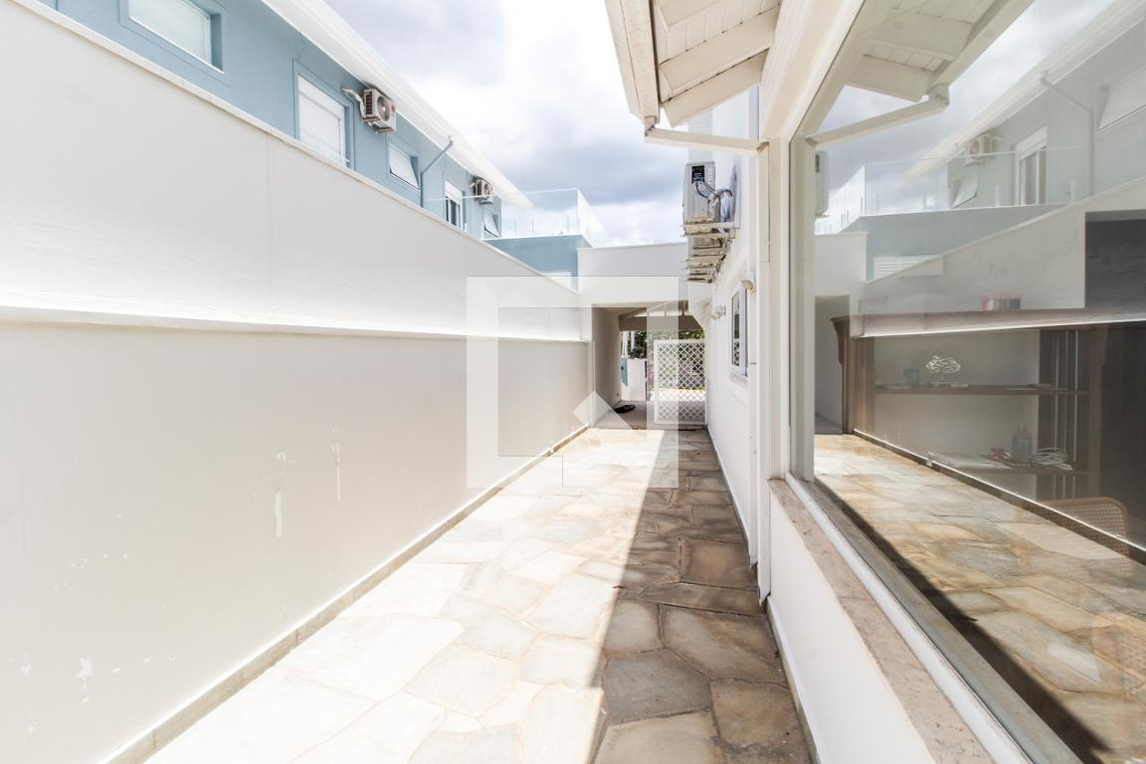 Entrada Condomínio em Rua Cerejeira, 693