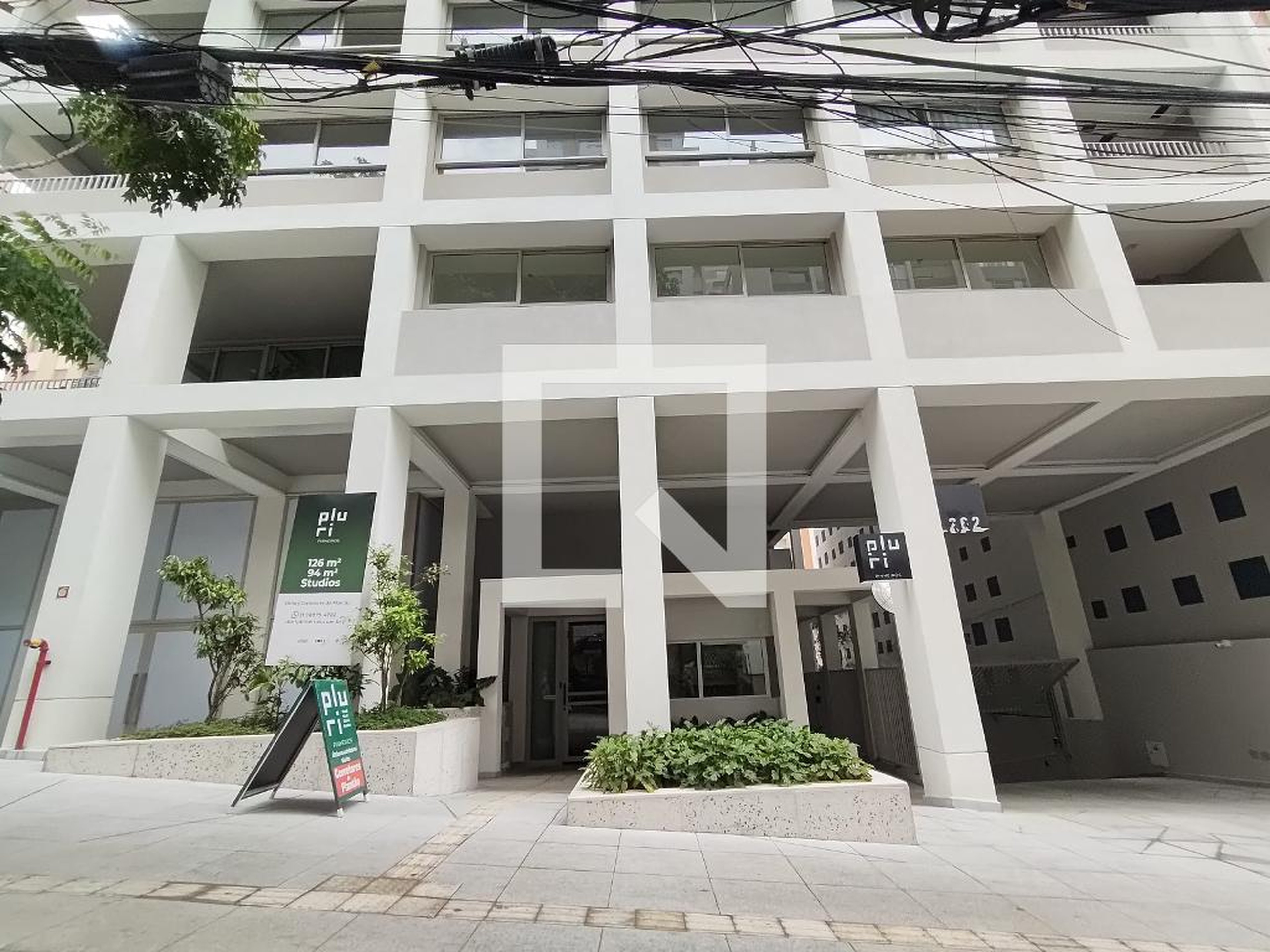 Fachada Condomínio em Rua Fradique Coutinho, 282