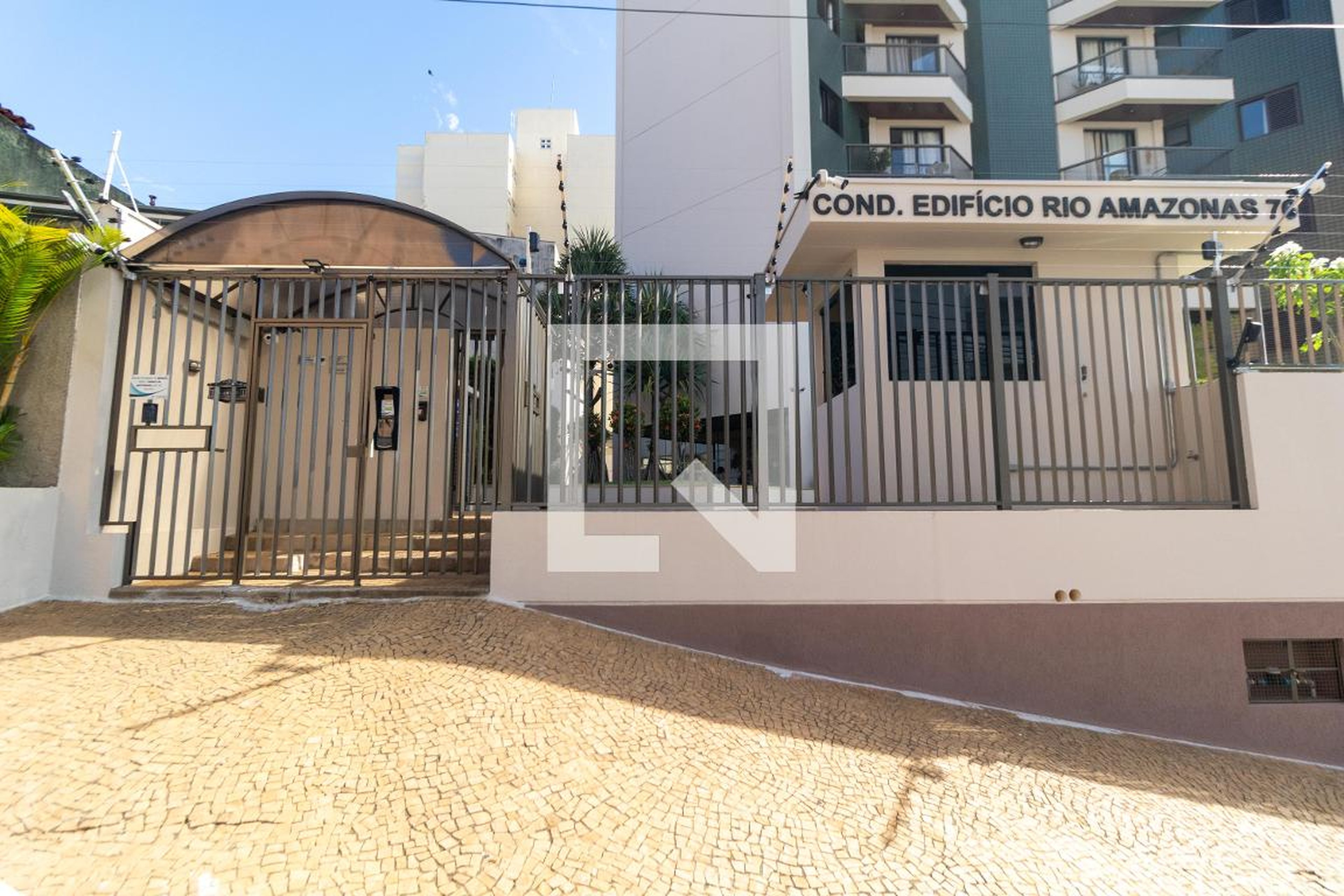 Fachada Condomínio em Rua Salvador Penteado, 76