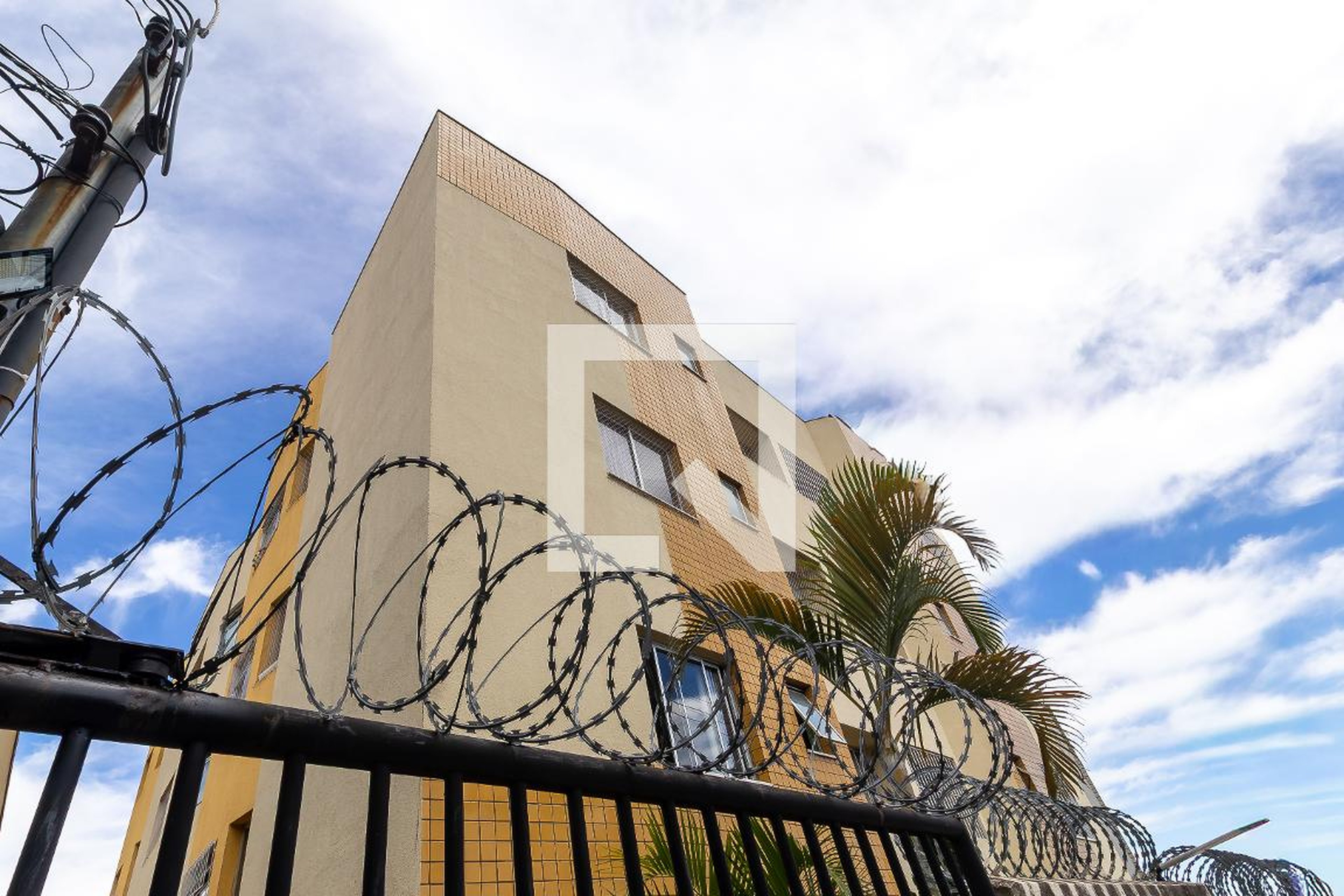 Fachada Condomínio em Rua Olbiano Sausmikat, 49