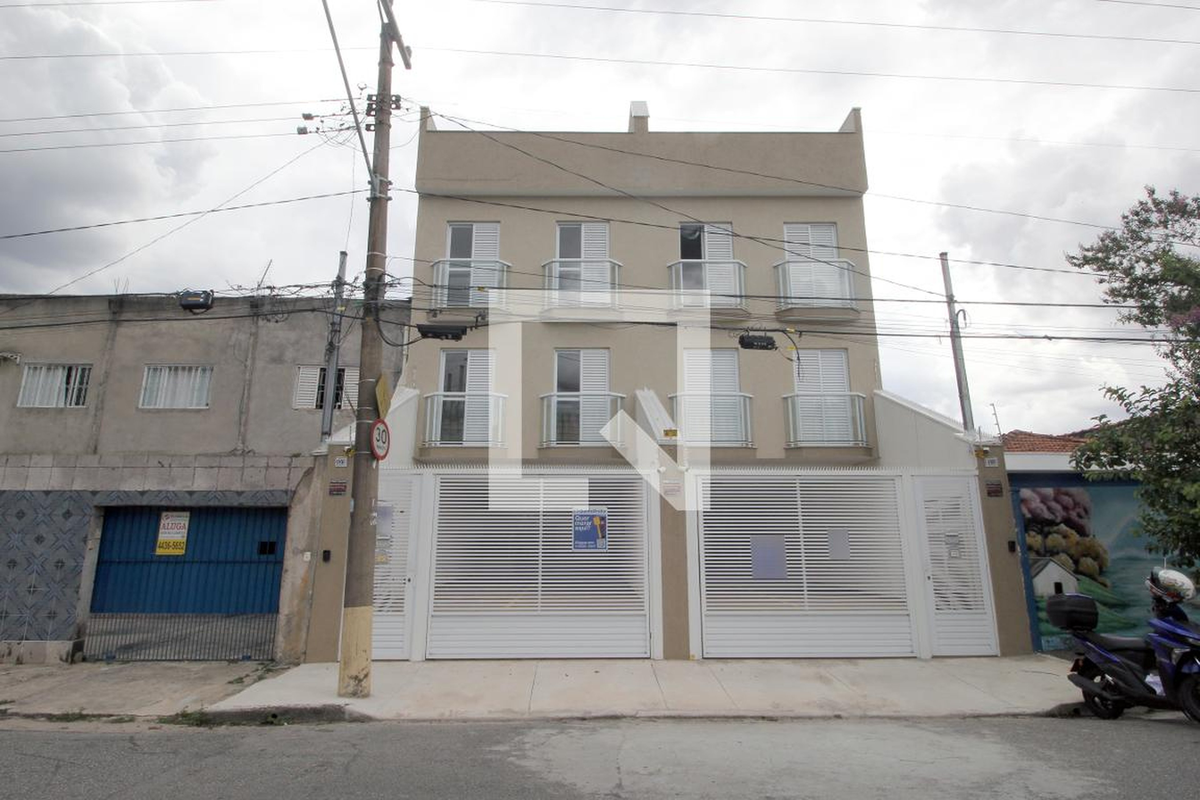 Fachada Condomínio em Rua Abraão Delega, 486