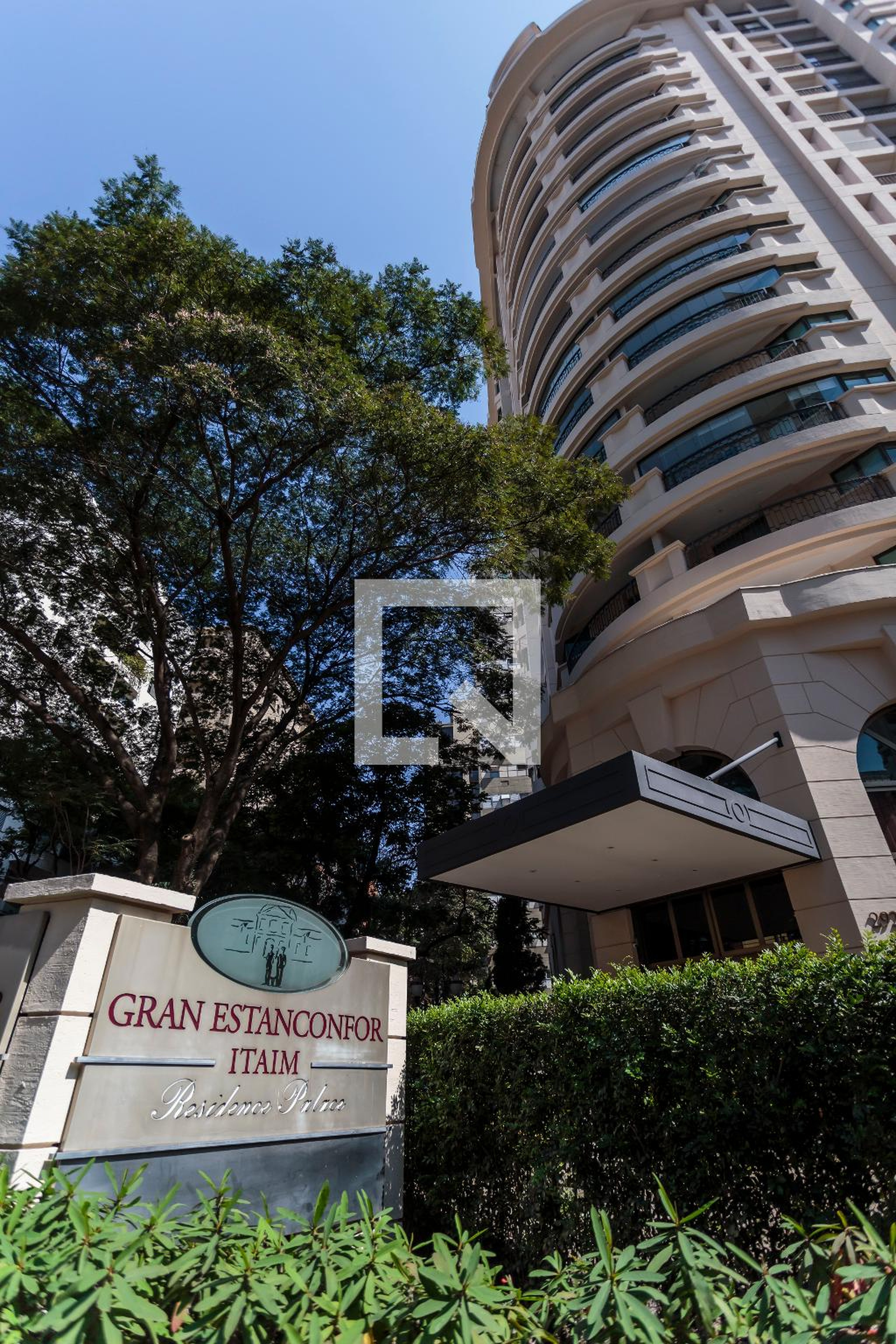 Fachada Condomínio Gran Estanconfor
