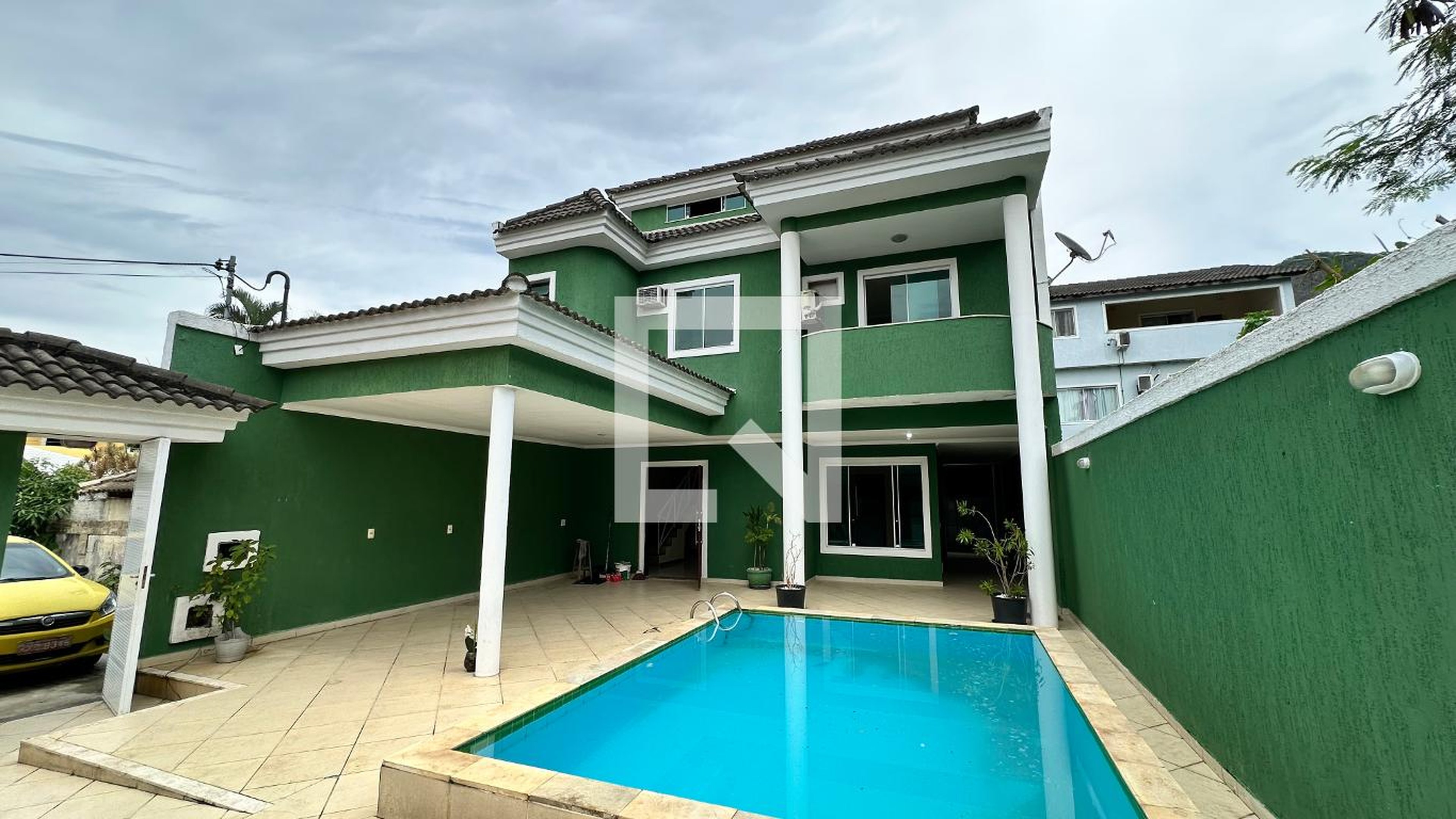 Fachada Condomínio em Rua Professor Santos Moreira, 17