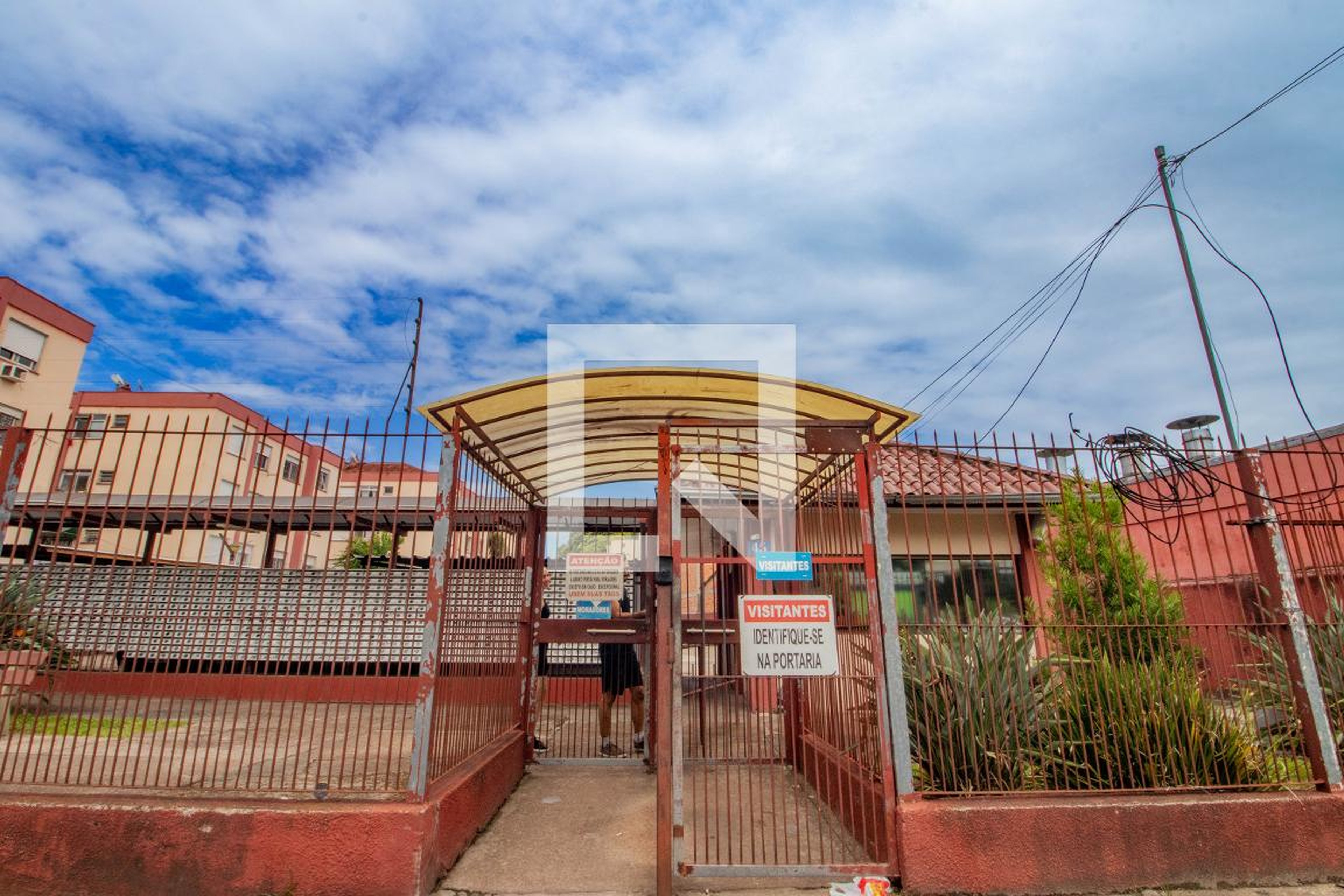 Fachada Condomínio em Rua Doutor Carlos Maria Bins, 45