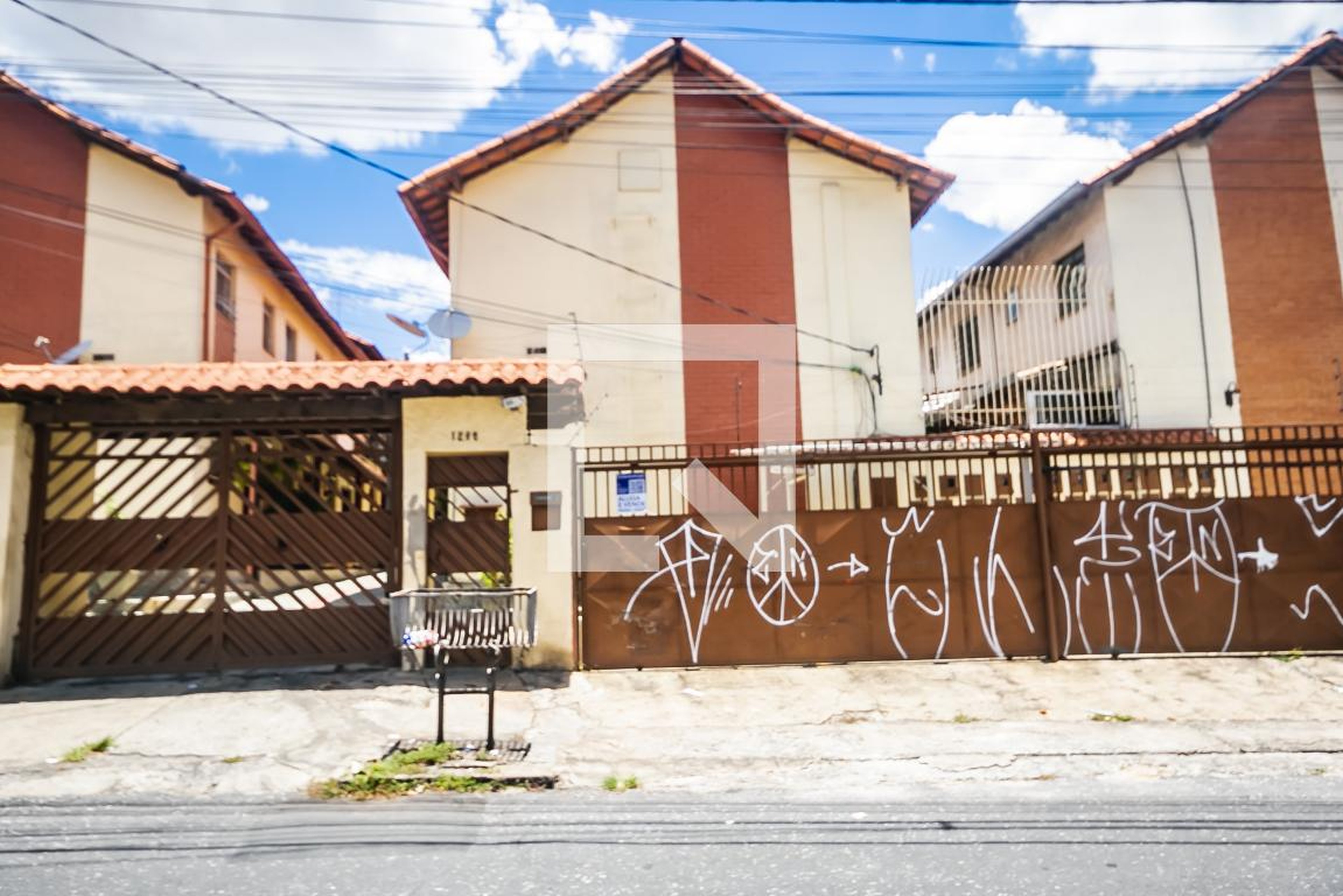 Fachada Condomínio em Rua São Miguel, 1130