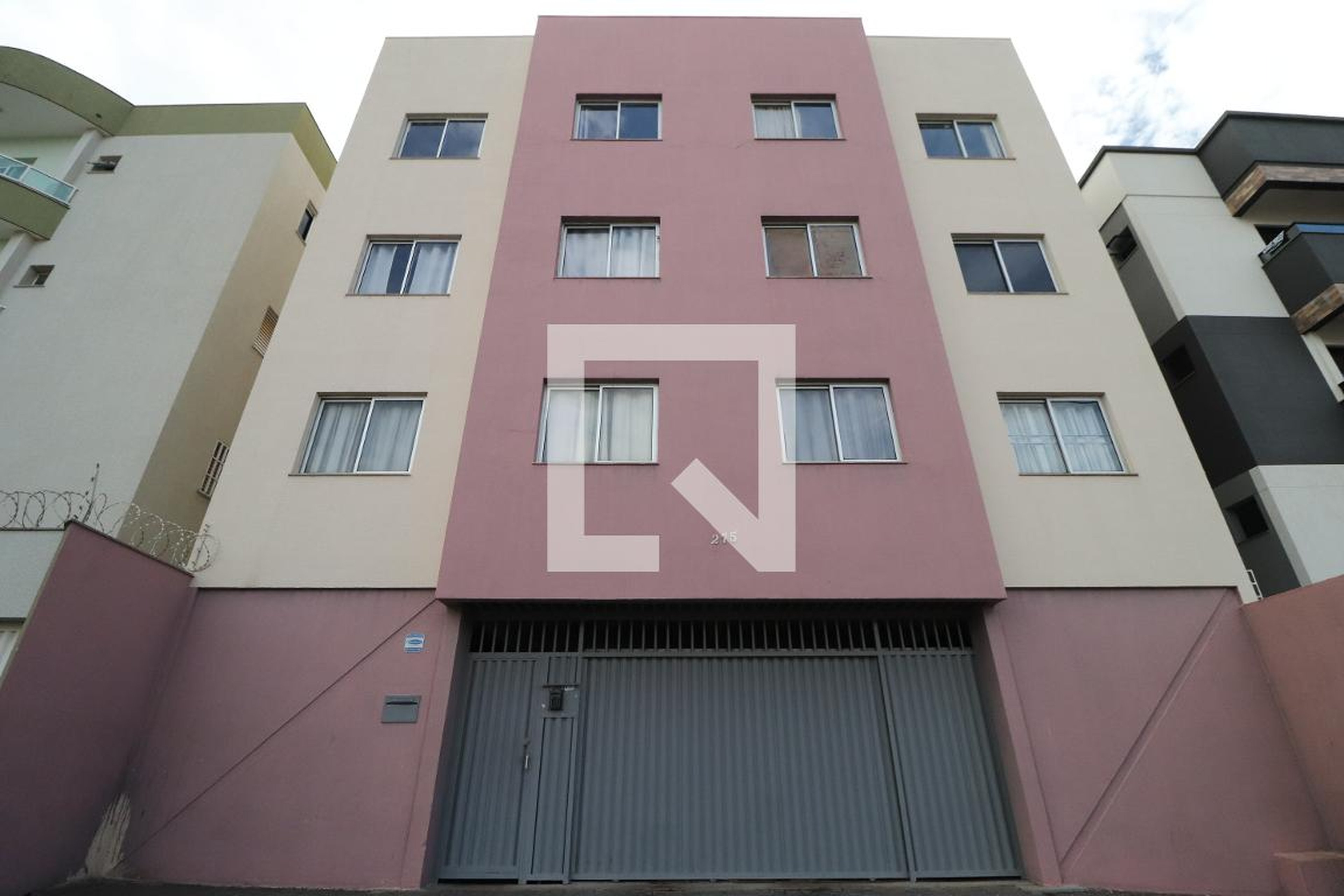 Fachada Condomínio em Rua Miguel Rocha dos Santos, 275