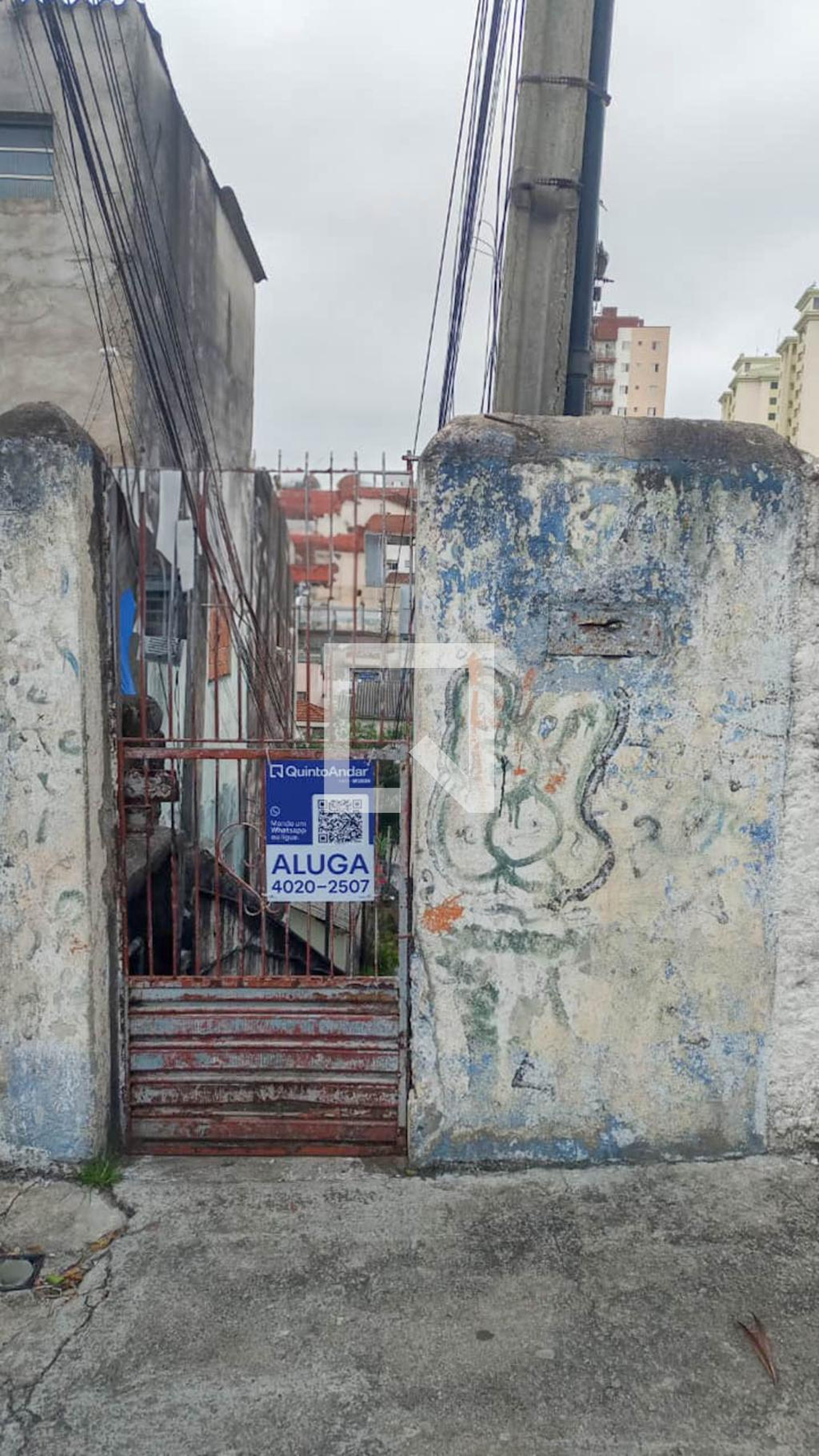 Fachada Condomínio em Rua Agudos Grandes, 184