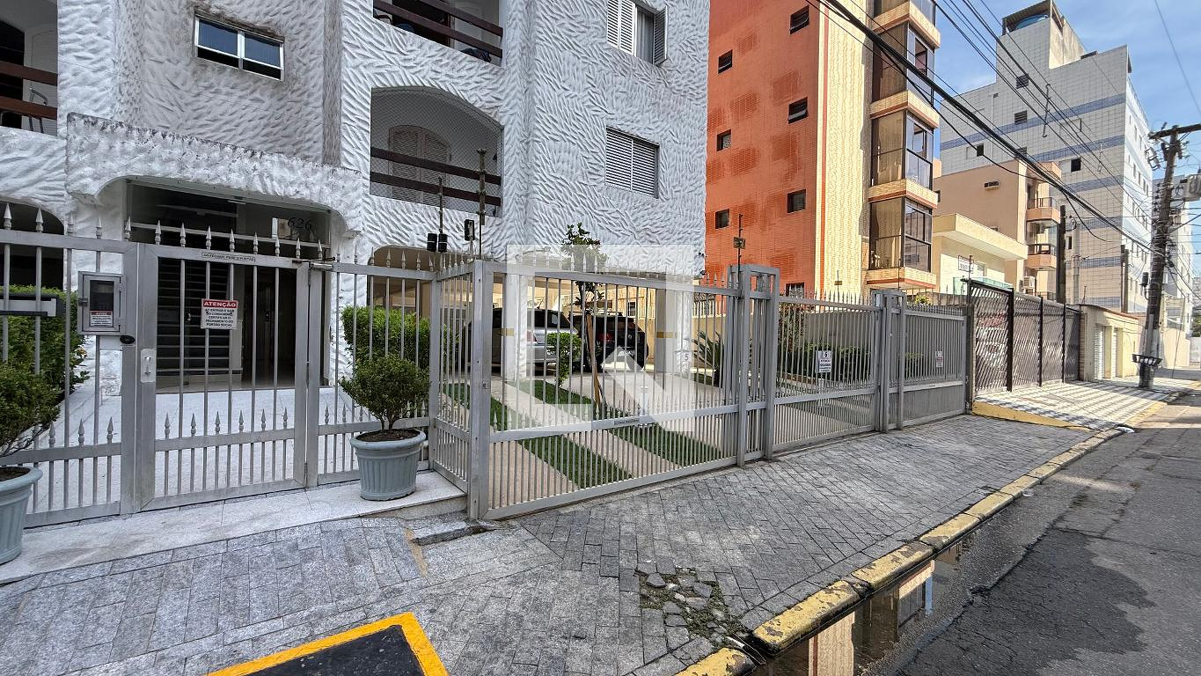 Fachada Condomínio em Rua João Ruíz, 626