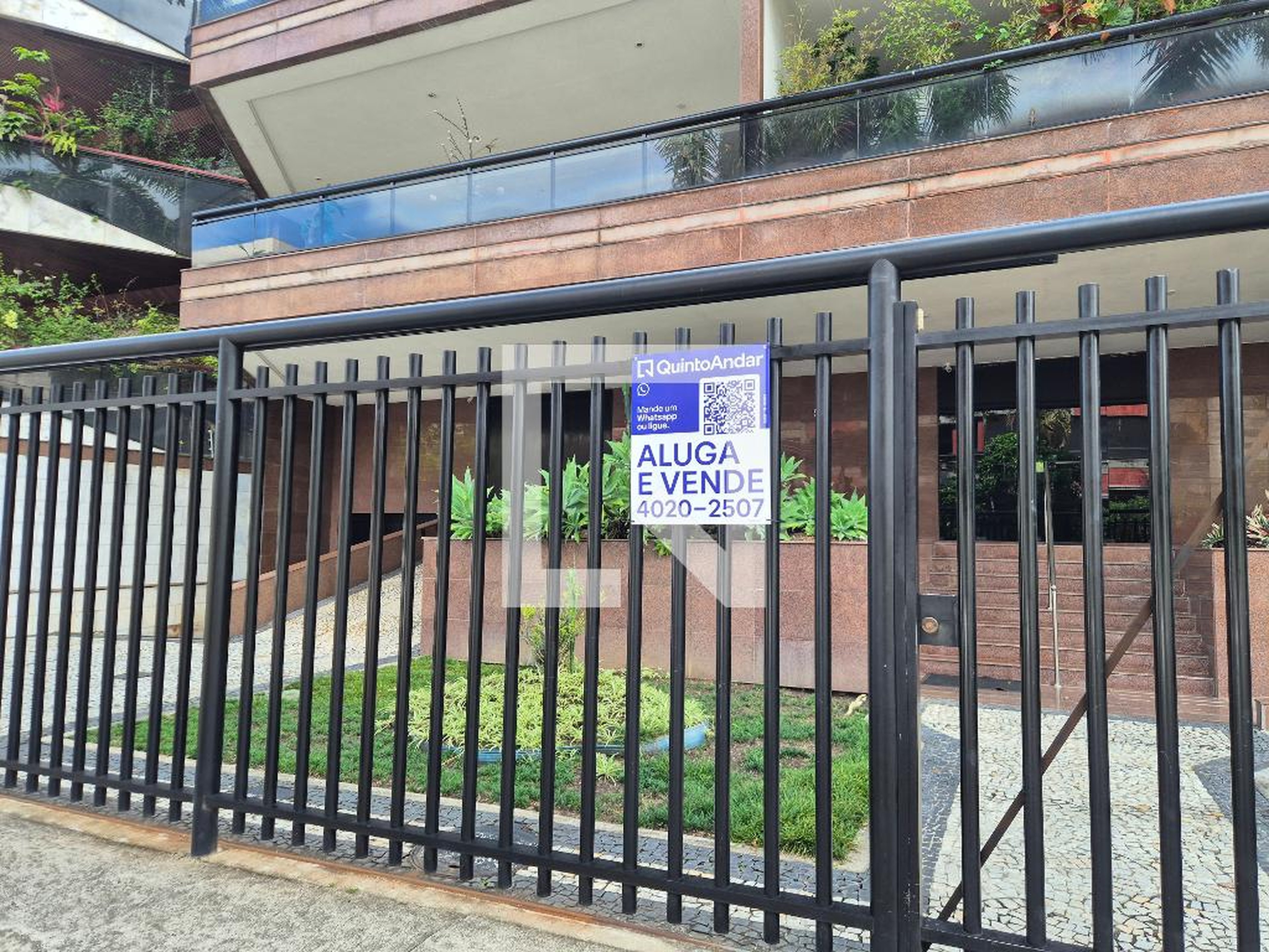 Fachada Condomínio em Rua João Barros Moreira, 55