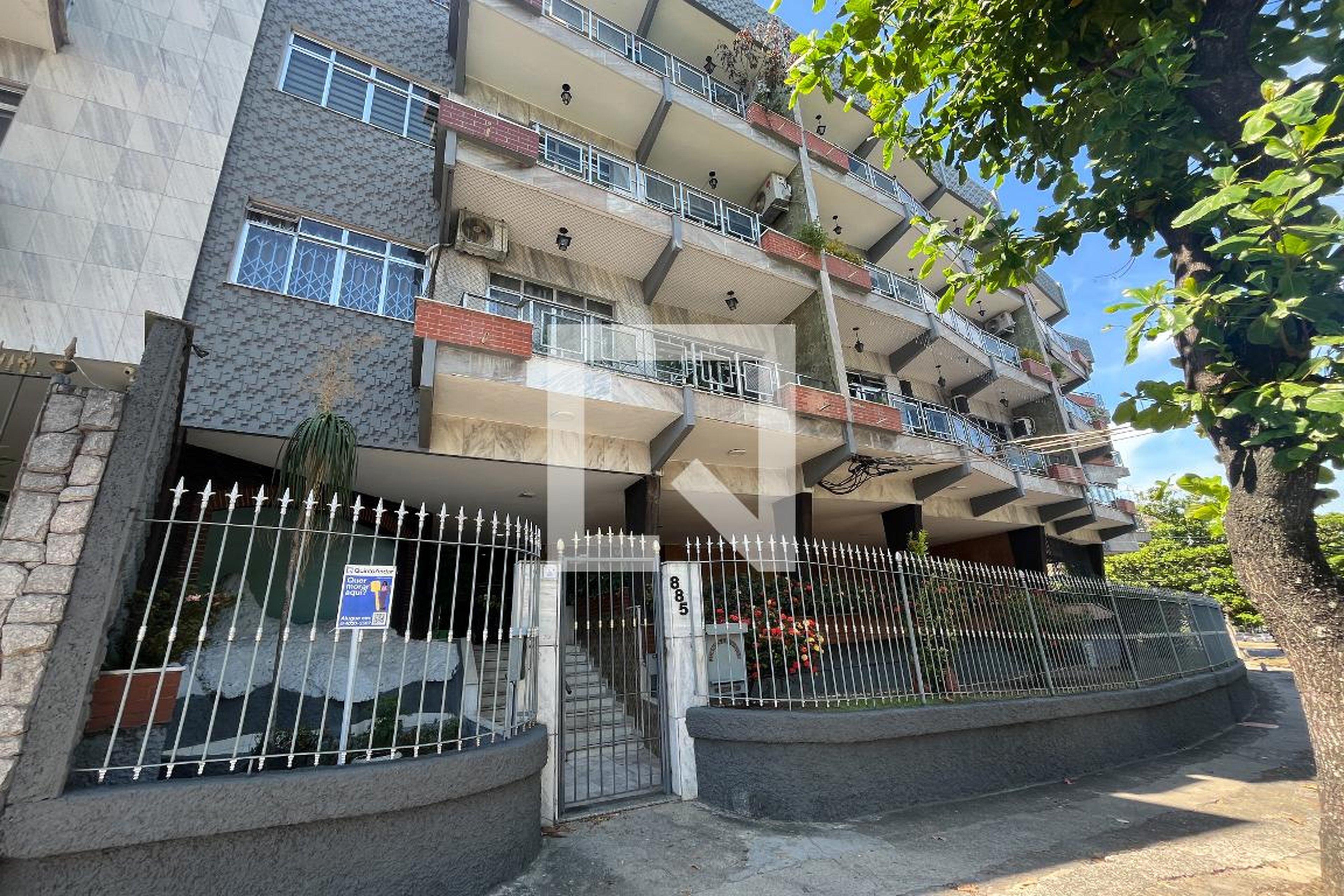 Fachada Condomínio em Rua Jaime Perdigão, 885