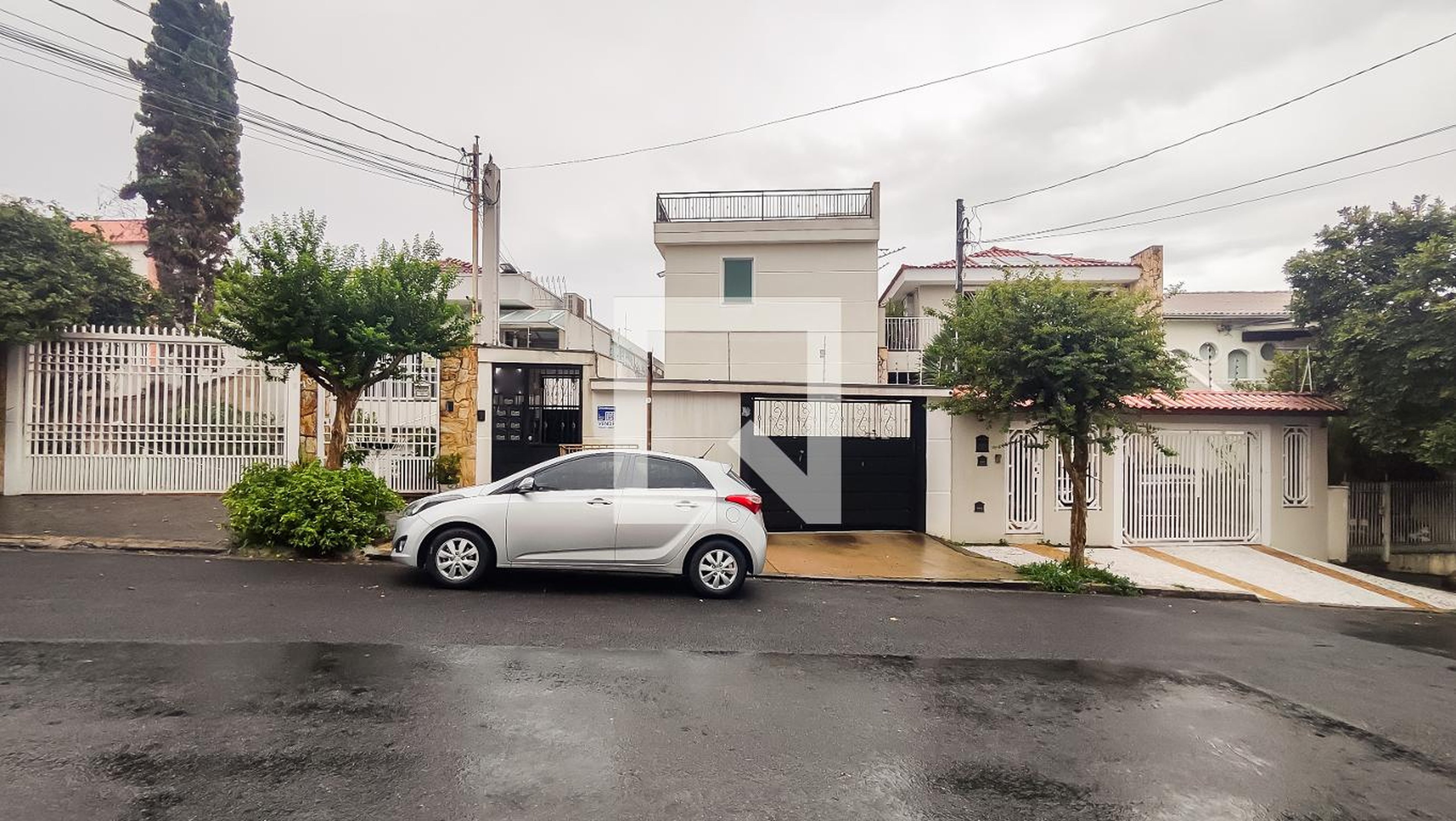 Fachada do Condomínio Condomínio em Rua Casa Forte, 717