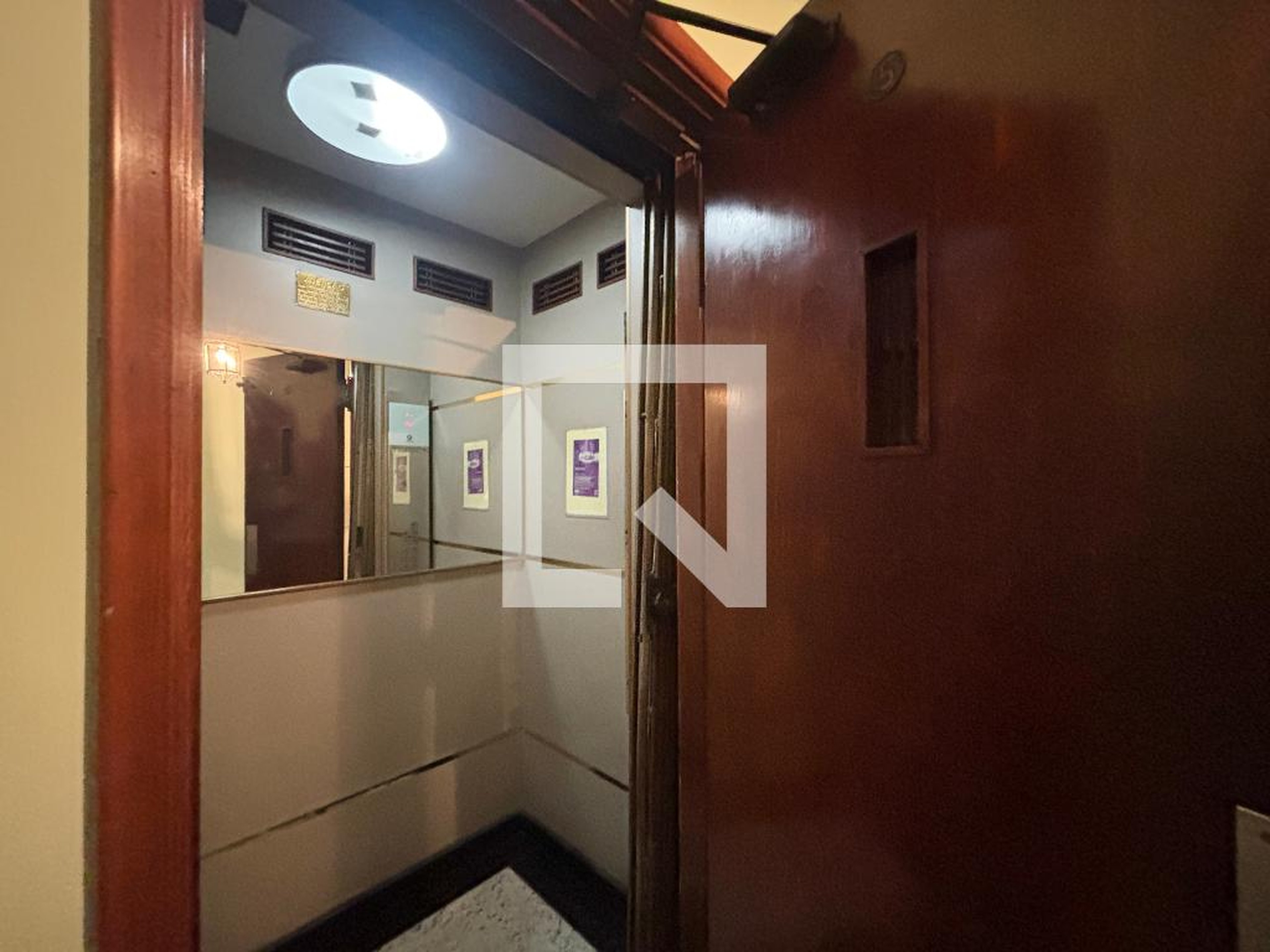 Elevador - Paula e Silva