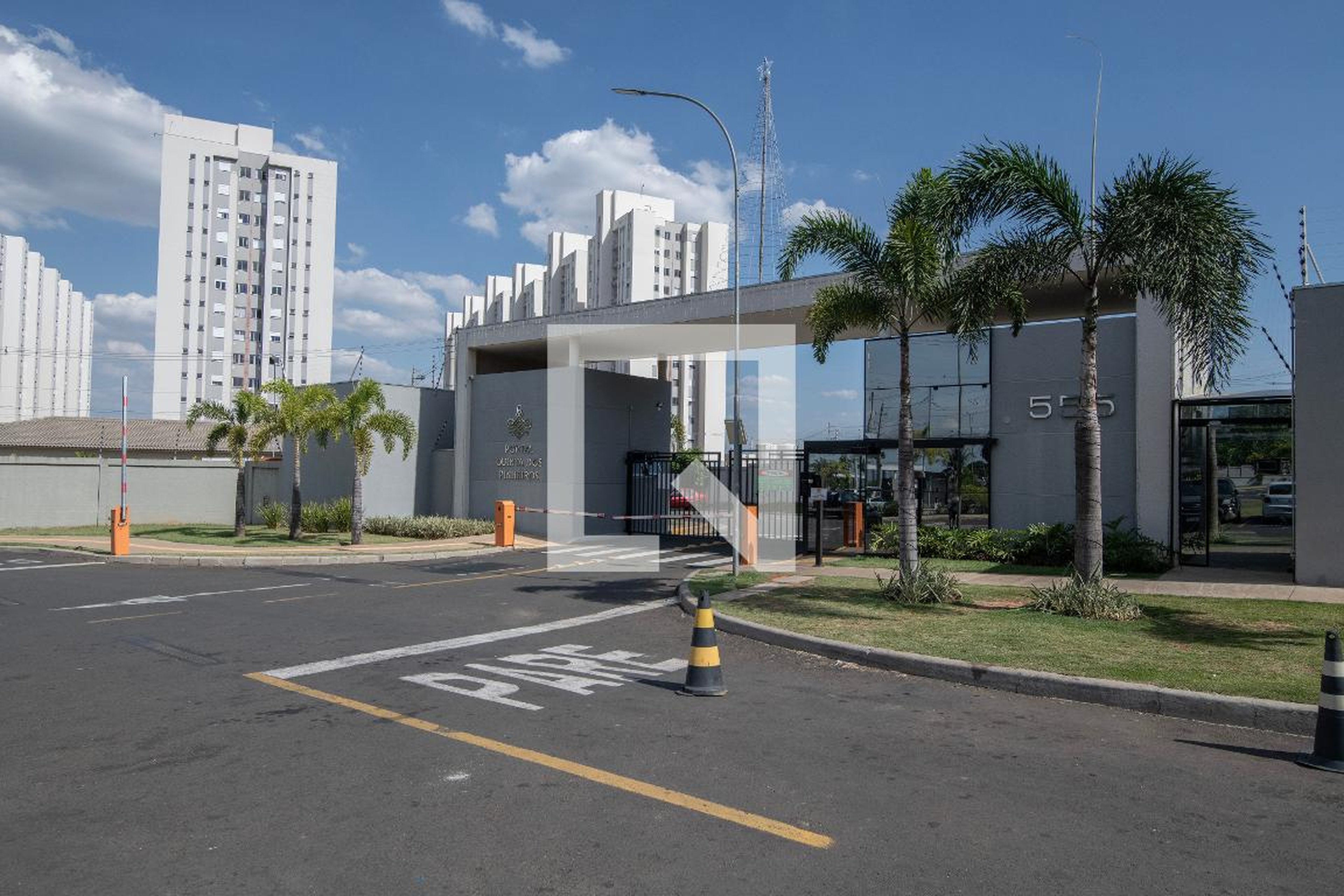 Fachada do Condomínio Condomínio Portal Quinta dos Pinheiros