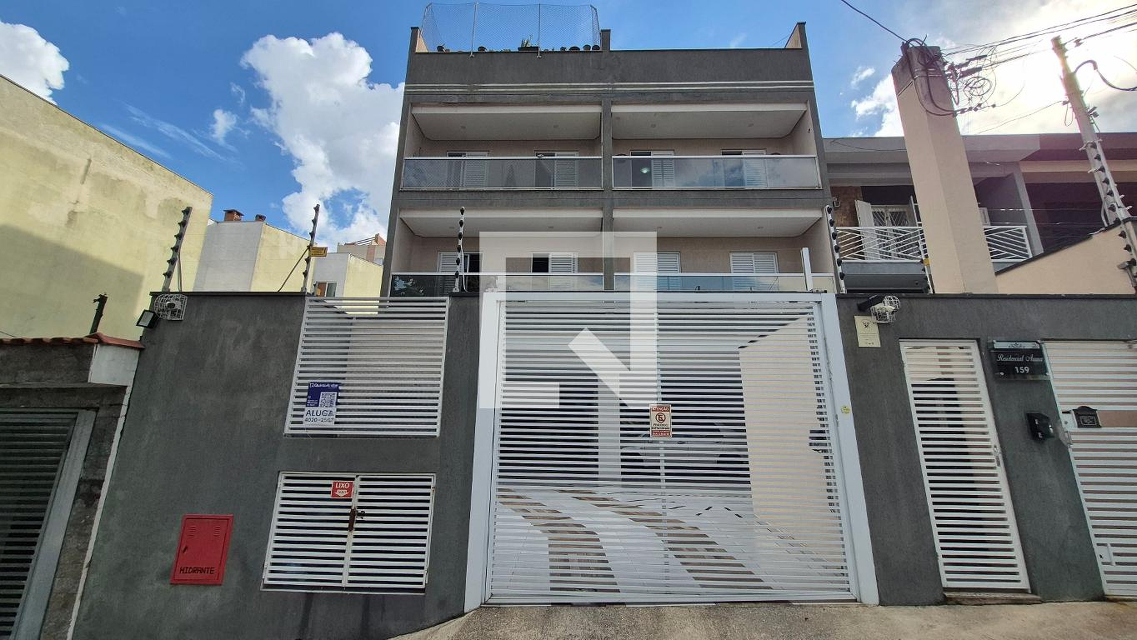 Fachada Condomínio em Rua Abernesia, 159