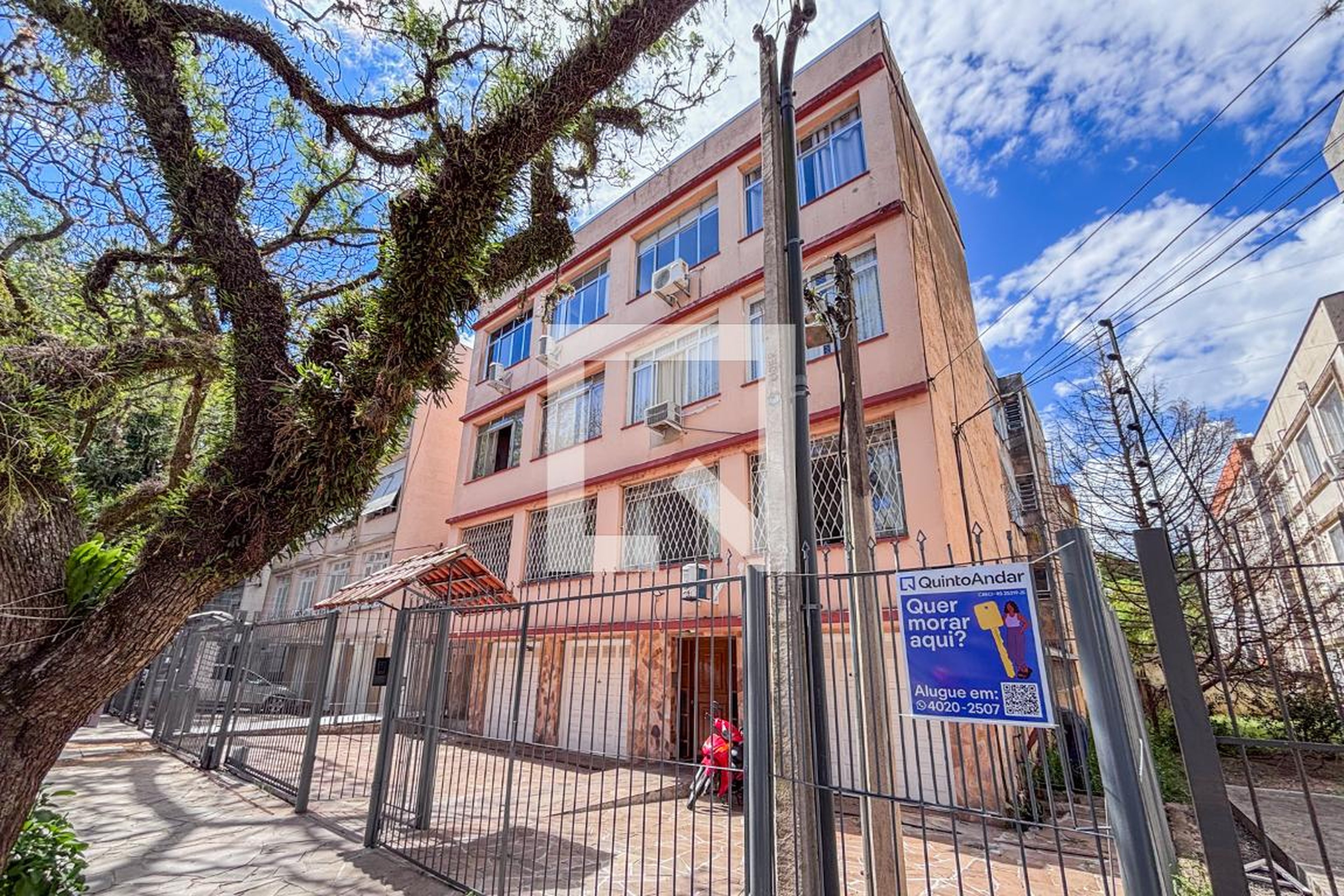 Fachada Condomínio em Rua General Sérgio de Oliveira, 55