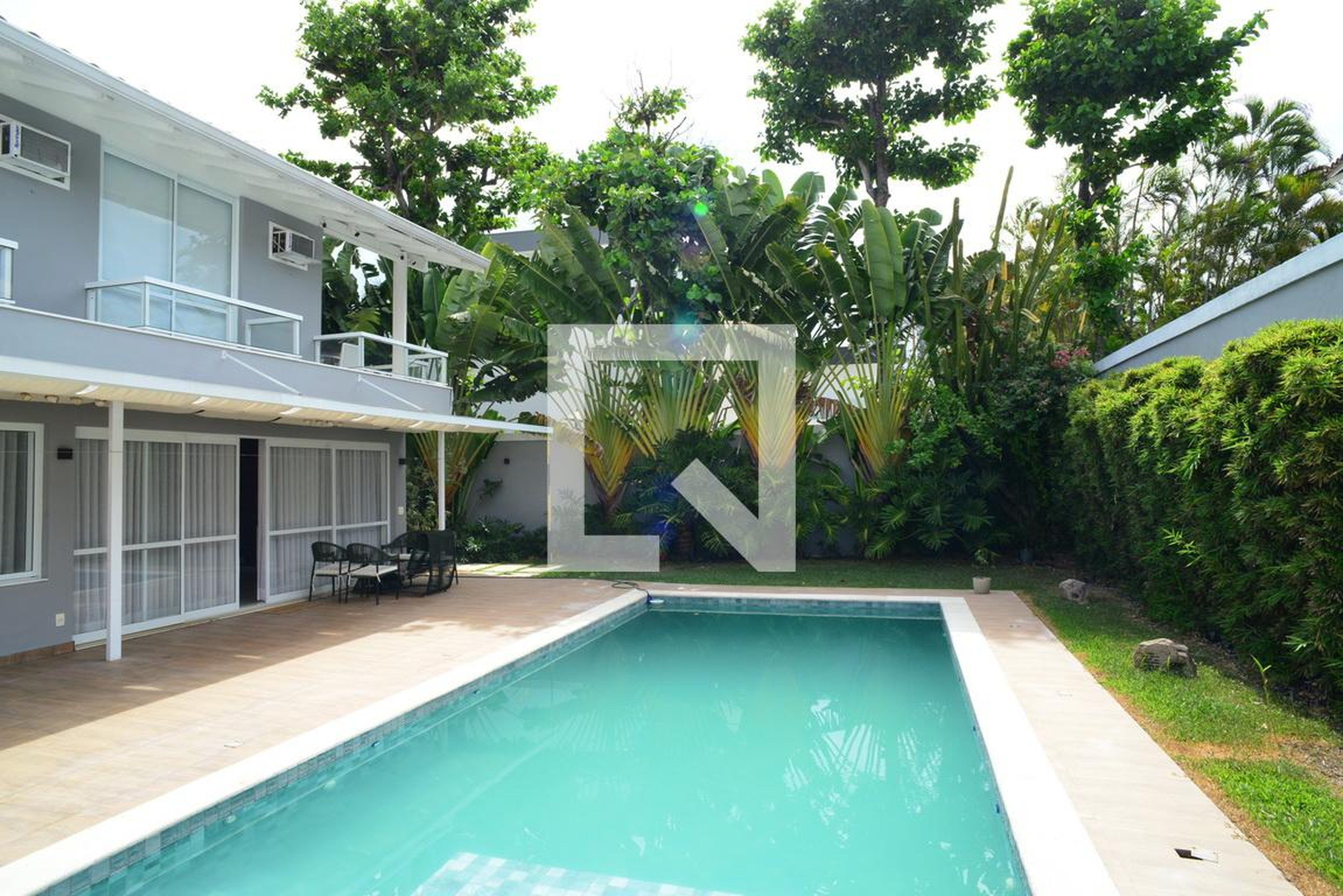 Piscina Condomínio em Rua Desembargador Roberto Medeiros, 142