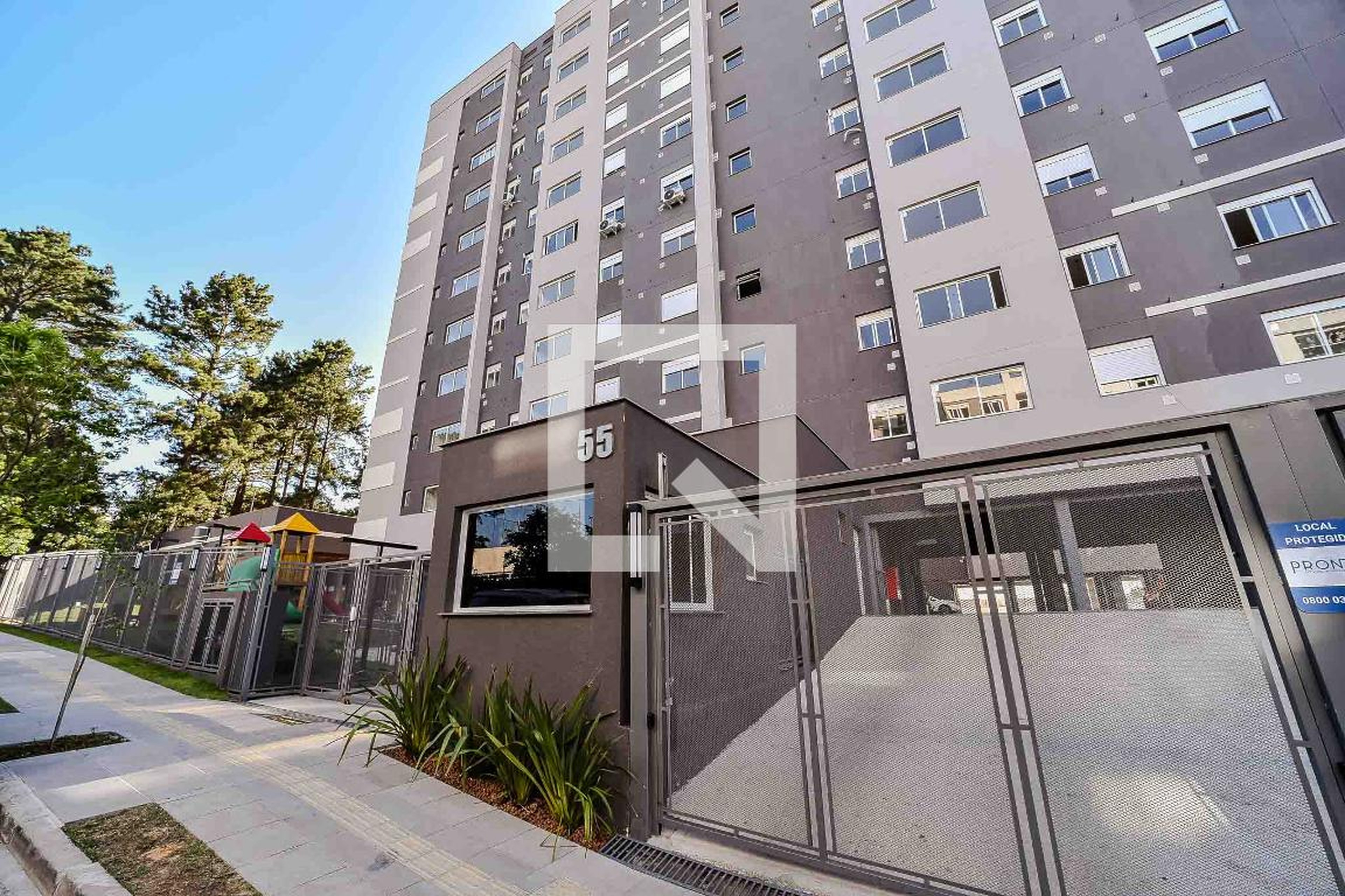 Fachada Condomínio em Rua Herculano Carneiro Pinto, 55