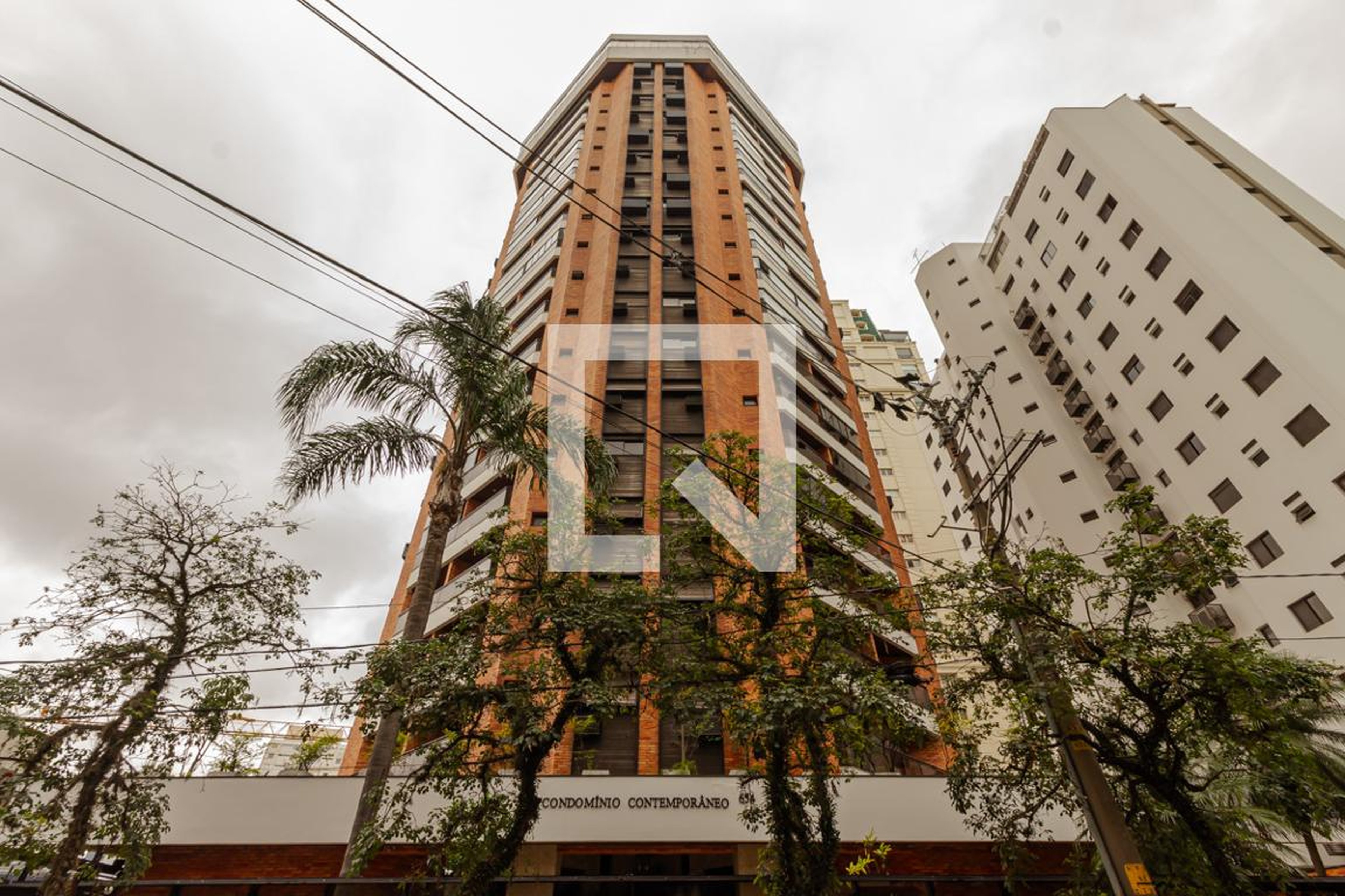 Fachada Condomínio Contemporâneo Home e Service