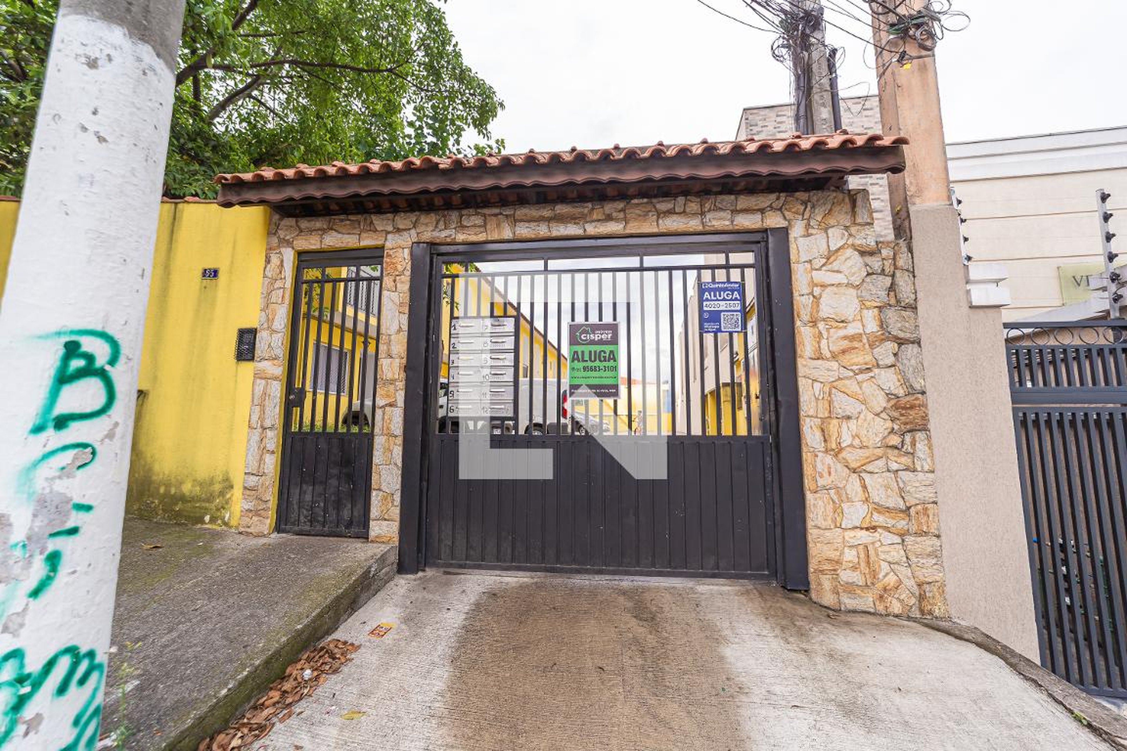 Fachada Condomínio em Rua José Issi, 95