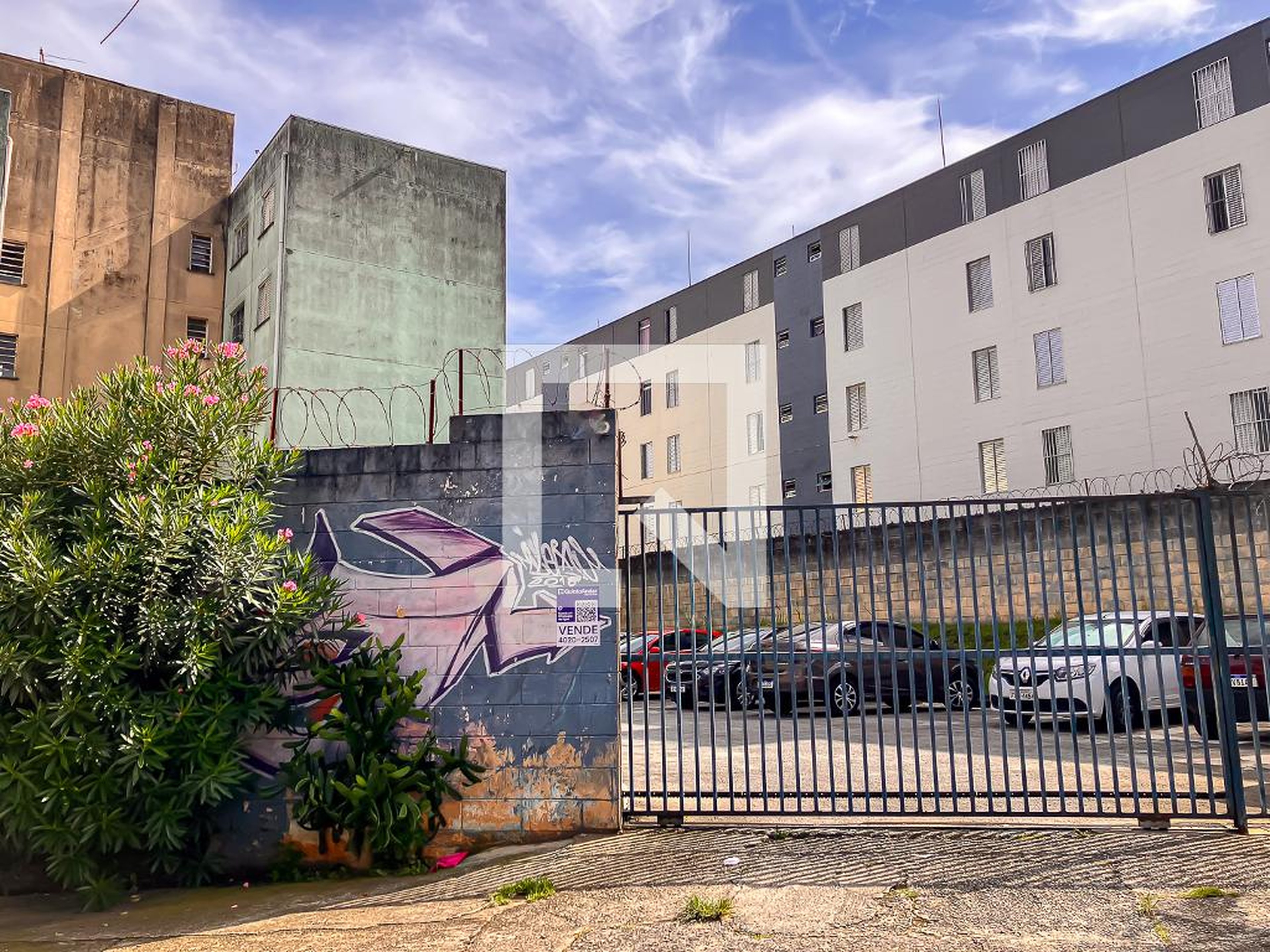 Fachada Condomínio em Rua Esquivel Navarro, 506