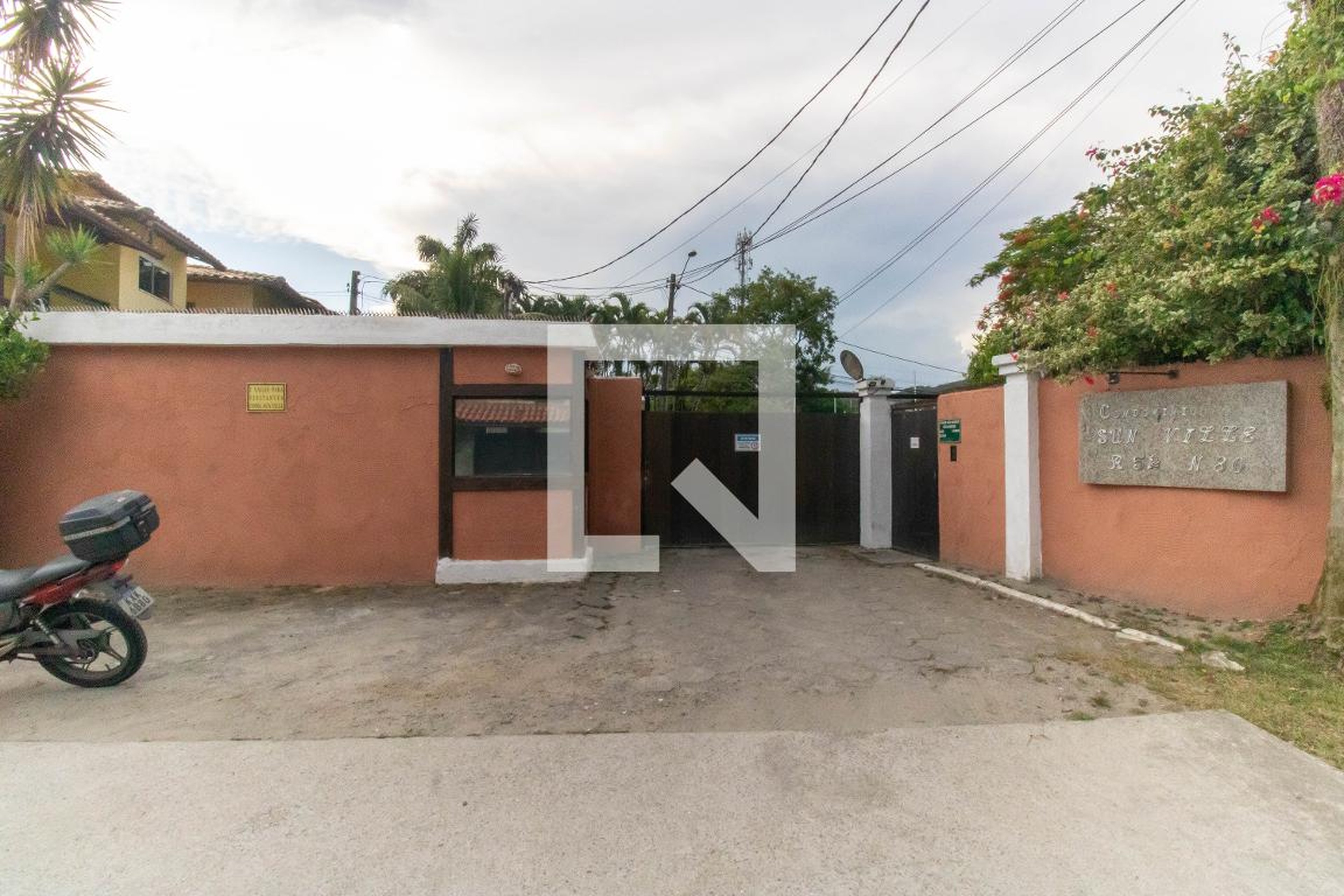 Fachada Condomínio em Rua Cinquenta e Dois, 80